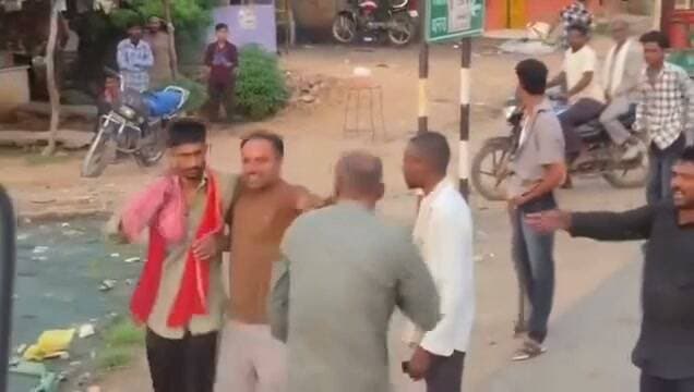 बस कंडक्टर से मारपीट का वीडियो वायरल
शिवपुरी-दिनारा थाना क्षेत्र के अशोक होटल के पास बस नहीं रुकने को लेकर बैजनाथ बस के कंडक्टर से मारपीट का आरोप। बस में बैठे यात्रियों ने वीडियो बनाकर सोशल मीडिया पर किया वायरल। वीडियो में लात-घूंसों और बेल्ट से की मारपीट