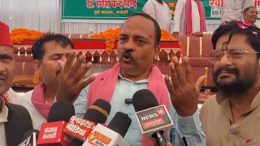 #गाजीपुर।
सपा ने की पीडीए जनपंचायत।
पूर्व सांसद रमेश चन्द्र बिंद ने किया सम्बोधित।
सदर विधानसभा के भिक्खेपुर गांव में कार्यक्रम।
कार्यक्रम में बड़ी संख्या में जुटे सपा कार्यकर्त्ता।
#GhazipurNews