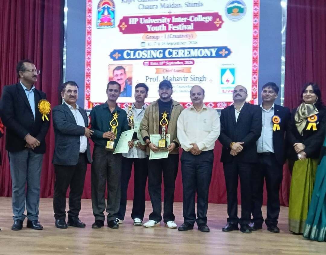 राजकीय महाविद्यालय चम्बा की 10 सदस्ययी टीम ने राजीव गाँधी राजकीय महाविद्यालय चौड़ा मैदान शिमला में 16 से 18 सितम्बर तक आयोजित *हिमाचल प्रदेश विश्वविद्यालय अंतर महाविद्यालय युवा उत्सव समूह- 1 (सृजनात्मकता)* में विभिन्न सृजनात्मक गतिविधियों में भाग लिया ।
उक्त जानकारी देते हुए टीम प्रभारी प्रोफेसर अविनाश ने कहा कि इस युवा उत्सव में प्रदेश भर की हिमाचल प्रदेश विश्वविद्यालय से सम्बद्ध लगभग 60 टीमों के लगभग 600 प्रतिस्पर्धालु छात्र छात्राओं ने भाग लिया ।
इस युवा उत्सव में राजकीय महाविद्यालय चम्बा महाविद्यालय के विद्यार्थियों ने वाग्मिता, वाद विवाद, प्रश्नोत्तरी, रंगोली बनाओ, पोस्टर बनाओ, कार्टून बनाओ, मूर्तिकला, कोलाज बनाओ, स्पॉट पेंटिंग, डिबेट, एलोक्यूशन इत्यादि प्रतिस्पर्धाओं में भाग लिया व बेहतरीन प्रदर्शन किया ।
प्रतियोगिता की सबसे प्रतिष्ठित *प्रश्नोत्तरी प्रतियोगिता* में राजकीय महाविद्यालय चम्बा ने 60 महाविद्यालयों की टीमों को प्रथम छंटनी राउंड में पछाड़ते हुए अंतिम पांच टीमों में जगह बनाई ।
प्रश्नोत्तरी प्रतियोगिता का फाइनल राउंड अंतिम पांच टीमों के मध्य मुख्यातिथि के समक्ष आयोजित हुआ ।
इस प्रतियोगिता के अंतिम नतीजों के अनुसार राजकीय महाविद्यालय चम्बा के हितेश कुमार, रोहित कुमार और राहुल देवल की तीन सदस्यीय टीम ने बेहतरीन प्रदर्शन किया और पांचो राउंड में बढ़त बनाये रखते हुऐ 135 अंकों के साथ *प्रथम स्थान* प्राप्त किया व विजेता टीम बनी।
*हिमाचल प्रदेश विश्वविद्यालय अंतर महाविद्यालय युवा उत्सव समूह- 1 (सृजनात्मकता)* के समापन समारोह के मुख्यातिथि माननीय उप-कुलपति हिमाचल प्रदेश विश्वविद्यालय प्रोफेसर महावीर सिंह ने टीम को पुरस्कार व प्रमाण पत्र प्राप्त देकर सम्मानित किया ।
उक्त विजेता टीम अब *उत्तर क्षेत्रीय अंतर-विश्वविद्यालय युवा उत्सव* की प्रश्नोत्तरी प्रतियोगिता में हिमाचल प्रदेश विश्वविद्यालय का प्रतिनिधित्व करेगी।
ज्ञात रहे राजकीय महाविद्यालय चम्बा की प्रश्नोत्तरी की टीम हिमाचल प्रदेश के विभिन्न महाविद्यालयों में आयोजित उक्त युवा उत्सव समूह -1 की सबसे प्रतिष्ठित प्रतियोगिता *प्रश्नोत्तरी प्रतियोगिता* में पिछले सात वर्षो से फाइनल राउंड में पहुंच कर प्रतिभागिता सुनिश्चित करके महाविद्यालय का नाम रोशन कर रही है।
राजकीय महाविद्यालय चम्बा के प्राचार्य प्रोफेसर राकेश राठौर जी ने विद्यार्थियों की इस उपलब्धि पर टीम के सभी सदस्यों को बधाई देते हुए कहा कि इस प्रकार की सृजनात्मक गतिविधियां विद्यार्थियों के सर्वांगीण एवं समग्र विकास में सहायक सिद्ध होती है । युवा उत्सव समूह एक की टीम ने सराहनीय प्रदर्शन किया है जिसके लिए टीम के सभी सदस्य व प्रभारी प्रोफेसर अविनाश बधाई के पात्र हैं । आगामी दिनों में टीम के सदस्यों को महाविद्यालय द्वारा भी सम्मानित किया जाएगा ।