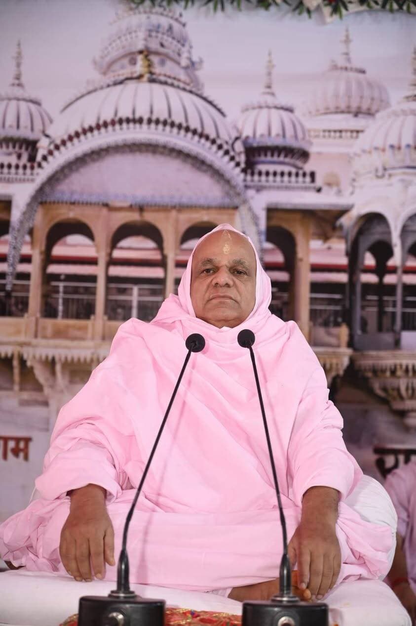 *करोड़ो जन्मों के पुण्य से प्राप्त होती संतों की चरण रज-आचार्य रामदयालजी महाराज*
*रामद्वारा धाम में एक पखवाड़ा वाणीजी का सामूहिक पाठ 27 सितम्बर से*
भीलवाड़ा:निलेश कांठेड़ ( वरिष्ठ पत्रकार ),20 सितम्बर संतों की चरण रज देवताओं को भी प्राप्त होना दुर्लभ होता है वह अगर मनुष्य को प्राप्त हो जाए तो करोड़ो जन्मों का पुण्य होता है। राम गुरू के चरण रज का बड़ा प्रताप है। उनके चरणों नीचे शीश रख वह रज माथे पर लगाने से हमारे जीवन का कल्याण हो जाता है। इससे हमारे रजो गुण सत गुण में बदल जाते है। जिसे गुरू की चरण रज मिल जाए उसका जीवन सार्थक ओर सफल हो जाता है। ये विचार अन्तरराष्ट्रीय रामस्नेही सम्प्रदाय शाहपुरा के पीठाघीश्वर जगतगुरू आचार्य स्वामी श्रीरामदयालजी महाराज ने ‘‘विश्व शांति कल्याण’’ चातुर्मास के तहत रविवार को दैनिक सत्संग में व्यक्त किए।
विश्व शांति कल्याण’’ चातुर्मास के तहत 25 सितम्बर को रामद्वारा धाम में भजन संध्या का आयोजन होगा। आचार्य रामदयालजी महाराज का अवतरण दिवस 26 सितम्बर को आनंदोत्सव के रूप में मनाया जाएगा। रामद्वारा धाम में 27 सितम्बर को विराट संत सम्मेलन का आयोजन होगा। इसी दिन अभिजीत मुर्हुत में महाप्रभु स्वामी रामचरणजी महाराज की अनुभव वाणी का 15 दिवसीय सामूहिक पाठ शुरू होगा। इसके बाद ये पाठ 28 सितम्बर से प्रतिदिन सुबह 7 बजे शुरू होगा। इसके माध्यम से श्रद्धालु वाणीजी के 1015 पृष्ठों का सामूहिक पाठ करेंगे। प्रतिदिन सात से आठ घंटे तक पाठ होगा। एक दिन में औसतन 80 पृष्ठों का पाठक पाठ करेंगे।
आचार्यश्री से पूर्व अन्तरराष्ट्रीय रामस्नेही सम्प्रदाय के प्रखर वक्ता संत मनोरथरामजी आलोट ने मानस प्रवचन दिया। प्रवचन के विश्राम पर श्रद्धालुओं द्वारा आचार्यश्री रामदयालजी महाराज की आरती की गई। प्रवचन से पूर्व सुबह 8 से 9 बजे तक पंच ग्रंथ का सामूहिक पाठ किया गया। आचार्यश्री ने कहा कि अज्ञान की ग्रंथियों को विच्छेद करने वाले पंच ग्रंथ का पाठ करने से चित की शुद्धि, वातावरण की शुद्धि एवं जीवन की शुद्धि होती है। सत्संग में भीलवाड़ा सहित विभिन्न स्थानों से बड़ी संख्या में श्रद्धालु मौजूद रहे। प्रतिदिन रामधुनी के साथ सुबह 8 से 9 बजे तक वाणीजी का पाठ हो रहा है। सुबह 8 से 10 बजे तक चातुर्मासिक प्रवचन होंगे। सूर्यास्त के समय संध्या आरती में भी बड़ी संख्या में श्रद्धालु पहुंच रहे है।