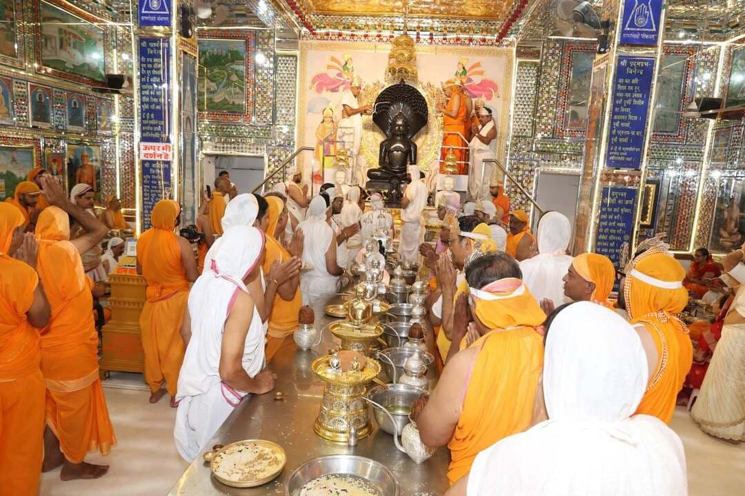 *सत्य परेशान हो सकता पर परास्त कभी नहीं हो सकता-आचार्य पुलकसागर*
*पर्युषण में पांचवे दिन उत्तम सत्य धर्म की आराधना,श्रद्धाभाव से भगवान का अभिषेक*
*आचार्य पुलकसागर महाराज ससंघ के सानिध्य में पर्युषण की भक्ति आराधना जारी*
भीलवाड़ा :निलेश कांठेड़ ( वरिष्ठ पत्रकार ) 20 सितम्बर श्री पार्श्वनाथ दिगम्बर जैन मंदिर ट्रस्ट, मैन सेक्टर शास्त्रीनगर के तत्वावधान में सकल दिगम्बर जैन समाज की ओर से भीलवाड़ा में पहली बार चातुर्मास कर रहे राष्ट्र संत मनोज्ञाचार्य पुलकसागरजी महाराज संसघ के सानिध्य में शास्त्रीनगर स्थित सूर्यमहल में दशलक्षण (पर्युषण) महापर्व की आराधना के तहत पांचवे दिन रविवार को श्रद्धा एवं भक्ति भाव से उत्तम सत्य धर्म का पूजन एवं आराधना की गई। भगवान का अभिषेक करने चक्रवती के साथ इन्द्र रूप में श्रावक उमड़े। भगवान की भक्ति में श्रावक श्राविकाएं झूम उठे ओर जमकर नाचते गाते रहे। आचार्य पुलकसागर महाराज ने उत्तम सत्य धर्म का संदेश देते हुए कहा कि सत्य का मार्ग कठिन ओर कांटो भरा होता है लेकिन उस पर चलने वाले की हमेशा जीत होती है। झूठ के सहारे कुछ समय सफलता भले मिल जाए लेकिन शांति नहीं मिलेगी। भगवान महावीर के अनुयायी बने जिन्होंने हमेशा सत्य को जाना, समझा ओर जीया। सच बोलना आसान नहीं है उसे प्रताड़ना भी सहनी पड़ती है। झूठ सुनना किसी को पसंद नहीं पर झूठ बोलना सबको पसंद है। आज झूठ सम्मानित होता ओर सच अपमानित रहता है पर याद रहे सत्य परेशान हो सकता पर परास्त कभी नहीं हो सकता।
आचार्यश्री ने कहा कि जो युद्ध में भी अहिंसा व करूणा को देखता है वह जैन धर्म है। हमेशा सत्य में जीने का प्रयास करे। जब तक जीवन से लोभ लालच समाप्त नहीं होगा तब तक सत्य व सच का अवतरण नहीं हो सकता। लोभ लालच में फंसा व्यक्ति कभी उत्तम सत्य जी नहीं सकता। मौन लेने से कोई सत्यवादी नहीं हो जाता। सत्य मुख से कम मन से अधिक प्रकट हुआ करता है। उन्होंने कहा कि झूठ मन से पैदा होता ओर जुबान से प्रकट होता है। सत्य के लिए मन की साधना जरूरी है। सत्य बोलना बड़ी बात नहीं सत्य को जानना बड़ी बात है। उत्तम सत्य को जानने में भगवान ऋषभदेव को एक हजार वर्ष, भगवान महावीर को 12 वर्ष ओर बाहुबली भगवान को 12 माह लग गए। कई जन्म लेने के बाद भी जीवात्मा उत्तम सत्य को नहीं जान पाती है। आचार्य पुलकसागर महाराज ने कहा कि सत्य में जीने की साधना करे। लोग कहते सत्य कड़वा होता है जबकि हकीकत ये है कि सत्य नहीं हमारा मन कड़वा होता है। सच को मीठा बनाने का प्रयास करे। हमारे जीवन में सत्य की प्रस्तुति भी प्रभावशाली होनी चाहिए। कई बार झूठ की प्रस्तुति ऐसी होती है कि वह सच प्रतीत होने लगता है।
*पूज्य तरूणसागर महाराज से आत्मीय सम्बन्धों की चर्चा*
आचार्य पुलकसागर महाराज ने प्रवचन के दौरान जेयष्ठ गुरू भ्रात पूज्य तरूणसागर महाराज के साथ आत्मीय सम्बन्धों की चर्चा की। उन्होंने कहा कि गुरूदेव पुष्पदंत सागर महाराज के आदेश पर वह उनके प्रथम शिष्य तरूणसागर के साथ तीन वर्ष तक रहे। वह उनके शिक्षा गुरू थे। हमारी जोड़ी राम लक्ष्मण जैसी थी ओर कभी उनकी आज्ञा की अवज्ञा नहीं की ओर वह कभी मुझसे तेज नहीं बोले। सन्यास जीने का जो मजा उनके साथ आया वह कभी नहीं आया। उनके उपकारों को मैं कभी नहीं भूला सकता। उनके दिए संस्कारों से मेरी भाषा परिष्कृत हुई। तरूणसागर महाराज पहले संत थे जो लाल किले से बोले ओर संसद व कई विधानसभाओं में उद्बोधन दिए। आचार्यश्री ने कहा कि 52 वर्ष की उम्र में जिस दिन दिल्ली में उनकी समाधि हुई तब मेरे आंसूओं की बाढ़ ने धैर्य का बांध तोड़ दिया था। मैने जीवन में धर्म के संस्कार गुरूदेव से ओर प्रभावना के संस्कार तरूणसागर से प्राप्त किए।
*सुबह से रात तक परमात्मा की भक्ति में समर्पित श्रद्धालु*
श्री पुलकसागर चातुर्मास समिति के अध्यक्ष प्रवीण चौधरी ने बताया कि पर्युषण में आयोजित पाप नाशनम् शिविर में शामिल सैकड़ो श्रद्धालु प्रातःकाल से लेकर रात्रि तक परमात्मा की पूजा अर्चना व भक्ति में समर्पित है। पूर्यषण के पांचवे दिन चक्रवती बनकर भगवान का अभिषेक करने का सौभाग्य ने सुरेश जैन मुंबई एवं कंचनदेवी छाबड़ा ने प्राप्त किया। शांतिधारा का सौभाग्य श्रेयल, अदिति जैन ने प्राप्त किया। दशलक्षण महापर्व के छठे दिन सोमवार को सुगंध दशमी पर उत्तम संयम धर्म की आराधना होगी। चातुर्मास समिति के संयोजक मनीष शाह एवं सह संयोजक लोकेश अजमेरा के अनुसार पाप नाशनम शिविर एवं पर्युषण की दस दिवसीय आराधना अनंत चतुर्दशी के पावन अवसर पर 25 सितम्बर को पूर्ण होगी। इस दौरान प्रतिदिन सुबह 5.30 से 6.30 बजे तक योग ध्यान एवं आचार्य भक्ति हो रही है। सुबह 7 बजे से भगवान का अभिषेक, शांतिधारा व दशलक्षण धर्म पूजन हो रहा है। सुबह 9.15 से 10.15 बजे तक आचार्य पुलकसागर महाराज के प्रवचन हो रहे है। शाम 4 बजे से धार्मिक कक्षाएं हो रही है। शाम 5.30 से 6.30 बजे तक प्रतिक्रमण एवं ध्यान साधना का आयोजन होता है। शाम को 6.30 बजे आरती के बाद सांस्कृतिक कार्यक्रम के माध्यम से परमात्मा की भक्ति हो रही है।
