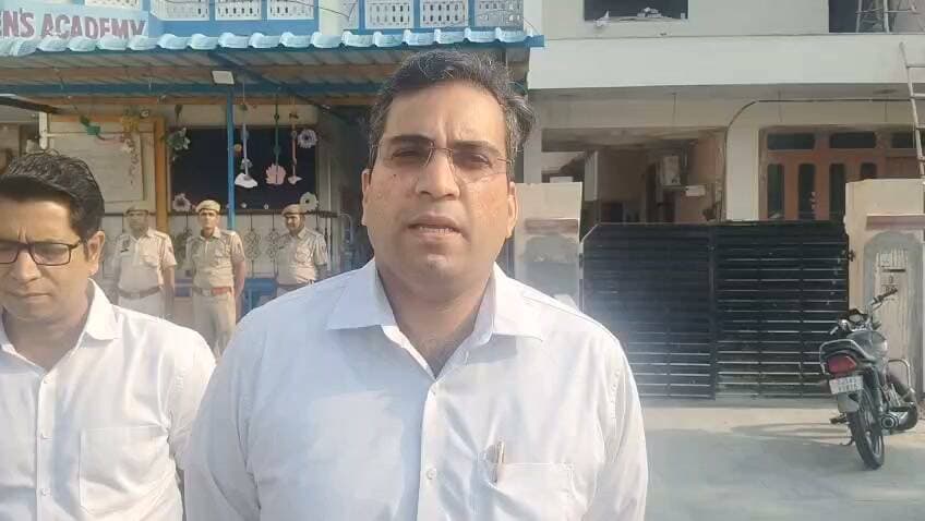 *आरपीएससी एसआई पुनः परीक्षा-2021 जयपुर में शांतिपूर्वक सम्पन्न*
जयपुर से कमलेश आमेटा
*जयपुर, 20 सितम्बर।* राजस्थान लोक सेवा आयोग, अजमेर द्वारा आयोजित उप निरीक्षक/प्लाटून कमाण्डर संयुक्त प्रतियोगी पुनः परीक्षा-2021 (गृह विभाग) जयपुर जिले में रविवार को 187 परीक्षा केन्द्रों पर शांतिपूर्वक सम्पन्न हुई। परीक्षा दो पारियों में आयोजित की गई। प्रथम पारी में प्रातः 10 बजे से दोपहर 12 बजे तक तथा द्वितीय पारी में दोपहर 3 बजे से शाम 5 बजे तक परीक्षा आयोजित हुई।
इस दौरान जिला कलक्टर संदेश नायक ने विभिन्न परीक्षा केंद्रों का दौरा किया और उन्होंने बताया कि आरपीएससी एसआई पुनः परीक्षा-2021 के लिए जयपुर में कुल 68,662 अभ्यर्थी निर्धारित थे। प्रथम पारी में 45,930 अभ्यर्थी उपस्थित तथा 22,732 अभ्यर्थी अनुपस्थित रहे। इस प्रकार प्रथम पारी में 66.89 प्रतिशत उपस्थिति रही। वहीं द्वितीय पारी में 45,514 अभ्यर्थी उपस्थित तथा 23,148 अभ्यर्थी अनुपस्थित रहे और 66.29 प्रतिशत उपस्थिति दर्ज की गई।
उन्होंने बताया कि परीक्षा के सुचारू एवं शांतिपूर्ण आयोजन के लिए जयपुर में 187 परीक्षा केन्द्र निर्धारित किए गए थे। परीक्षा के लिए जिला स्तर पर नियंत्रण कक्ष स्थापित किया गया तथा गोपनीय सामग्री को परीक्षा केन्द्रों तक सुरक्षित पहुंचाने के लिए 62 उप समन्वयकों की नियुक्ति की गई। साथ ही 32 सतर्कता दलों का गठन किया गया, जिनमें प्रशासनिक, पुलिस एवं शिक्षा विभाग के अधिकारी शामिल रहे।
परीक्षा समन्वयक नरेंद्र कुमार वर्मा ने बताया कि
परीक्षा के लिए जिला स्तर पर नियंत्रण कक्ष जिला कलेक्ट्रेट के कक्ष संख्या 116 में स्थापित किया गया था। परीक्षा से संबंधित व्यवस्थाओं की निगरानी के लिए नियंत्रण कक्ष परीक्षा समाप्ति तक संचालित रहा।