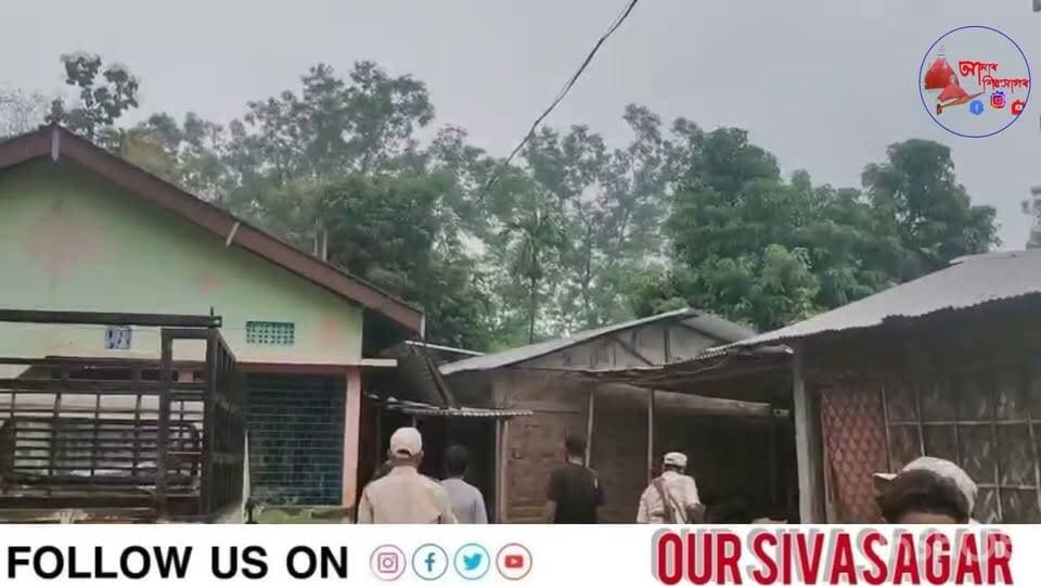 শিৱসাগৰ জিলাৰ নাজিৰা সমষ্টিৰ অন্তৰ্গত বিহুবৰৰ উত্তেজিত স্থানীয় ৰাইজে আজি হ**ত্যা**ৰ অভিযুক্ত বিকি সিঙৰ বাসগৃহত অগ্নিসংযোগ কৰে।
অৱশ্যে বিহুবৰ আৰক্ষী তৎপৰতাৰে ঘটনাস্থলীত উপস্থিত হৈ সময়মতে জুই নিৰ্বাপন কৰিবলৈ সক্ষম হয়।
#sivasagar #assam