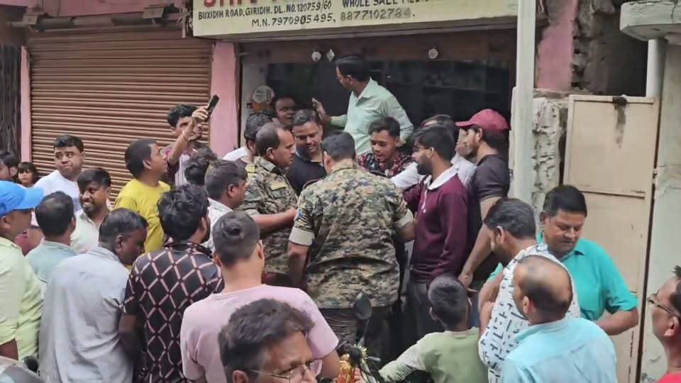 🚨 गिरिडीह में बाइक चोरी की कहानी निकली फिल्मी! 😲🏍️
दिनदहाड़े बाइक चोरी… CCTV में चेहरा कैद… और फिर वही संदिग्ध युवक दोबारा उसी इलाके में नजर आया! 👀
बताया जा रहा है कि बक्सीडीह इलाके से सुनील पंडित की स्प्लेंडर बाइक चोरी हुई थी। पूरी घटना CCTV कैमरे में कैद हो गई थी।
इधर, कुछ समय बाद वही संदिग्ध युवक इलाके में घूमता दिखा तो लोगों ने उसे पहचान लिया। लोगों ने युवक को पकड़ लिया और मौके पर भीड़ जुट गई। सूचना मिलने पर पुलिस पहुंची और युवक को अपने साथ ले गई।
अब पुलिस पूरे मामले की जांच और पूछताछ कर रही है।
😅 बाइक चोरी के बाद वापसी तो हुई… लेकिन इस बार बाइक लेने नहीं, पुलिस के साथ जाने के लिए!
⚠️ हालांकि युवक पर लगे आरोपों की पुष्टि पुलिस जांच के बाद ही होगी।
#Giridih #BikeTheft #BikeChori #CCTV #CrimeNews #JharkhandNews #GiridihNews #BreakingNews #PNAnewsIndia