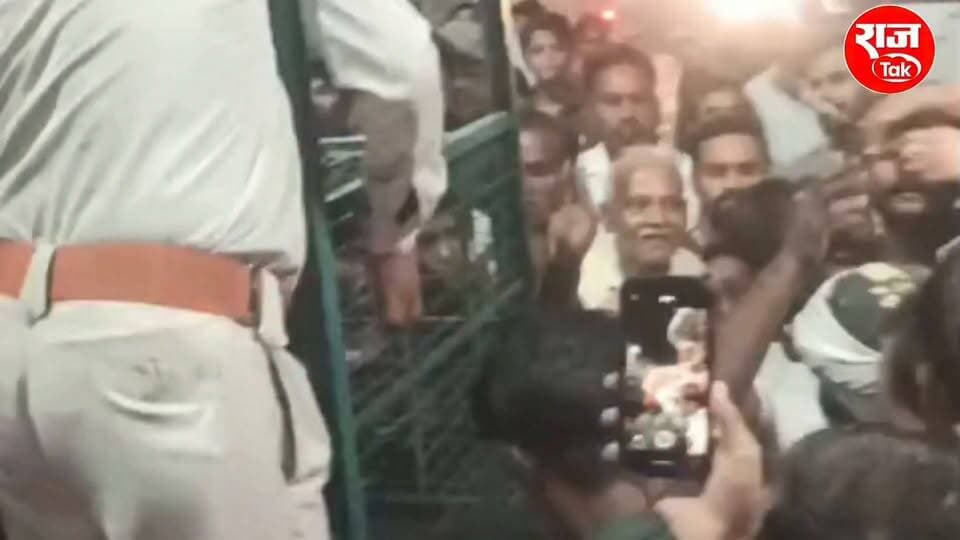 देवेंद्रनगर में आखिरकार पकड़ में आया लाल मुंह वाला बंदर, महीनों से नगर में मचा रखा था आतंक