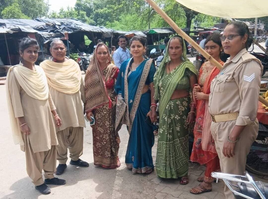 फिरोजाबाद पुलिस की बड़ी सफलता: महिला के डूबे ₹13 लाख 24 घंटे में वापस कराए!
साइबर अपराधियों पर फिरोजाबाद पुलिस का करारा प्रहार! इंटरनेट बैंकिंग के जरिए पीड़िता सुनीता देवी के साथ हुई ₹13,00,000 (तेरह लाख रुपये) की वित्तीय ठगी की संपूर्ण धनराशि साइबर सेल ने सकुशल वापस करा दी है। 👏⚖️
⚠️ जनहित में जारी साइबर एडवाइजरी:
यदि आपके साथ किसी भी प्रकार का साइबर फ्रॉड होता है, तो बिना समय गंवाए:
📞 तुरंत कॉल करें: 1930
🌐 ऑनलाइन शिकायत दर्ज करें: www.cybercrime.gov.in
जितनी शीघ्र शिकायत दर्ज होगी, ठगी की धनराशि वापस मिलने की संभावना उतनी ही अधिक रहेगी!
#FirozabadPolice #CyberCell #UPPolice #CyberSecurity #CyberCrime1930 #PoliceAction #FirozabadNews
