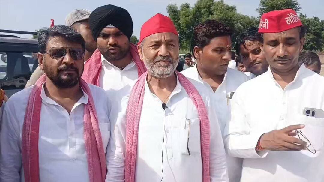 "BJP पैसा दे तो ले लो, पर वोट SP को ही देना!" फिरोजाबाद में गरजे पूर्व मंत्री बाबू सिंह कुशवाह
फिरोजाबाद खैरगढ़ में आयोजित 'पीडीए समाज एकता सम्मेलन' में सपा सांसद अक्षय यादव, जौनपुर सांसद व पूर्व मंत्री बाबू सिंह कुशवाह, जसराना विधायक सचिन यादव और जिलाध्यक्ष शिवराज सिंह यादव ने भाजपा सरकार पर जमकर जुबानी हमला बोला। सम्मेलन में बाबू सिंह कुशवाह ने जनता का आह्वान करते हुए कहा कि "भाजपा वाले अगर पैसा दें तो ले लो, लेकिन वोट सपा को ही देना है" और दावा किया कि 2027 में सपा व जनअधिकार पार्टी मिलकर सरकार बनाएगी। वहीं, सपा सांसद अक्षय यादव ने दिल्ली में पेपर लीक के खिलाफ आंदोलन कर रहे छात्रों पर हुए लाठीचार्ज को लेकर सरकार को घेरा। इसके साथ ही विधायक सचिन यादव ने रायबरेली में विधायक राहुल लोधी पर हुए लाठीचार्ज और गोंडा में विनोद निषाद हत्याकांड का मुद्दा उठाते हुए भाजपा सरकार में पिछड़ों, दलितों व अल्पसंख्यकों के उत्पीड़न का आरोप लगाया।
------------
#FirozabadNews #BabuSinghKushwaha #AkshayYadav #PDASamaj #SamajwadiParty #UPPolitics #Firozabad #UPNews #BreakingNews #ViralNews
