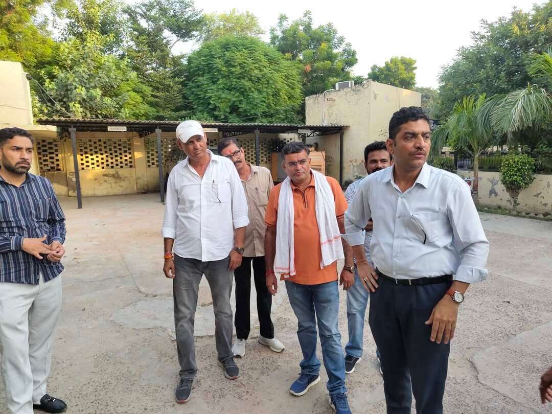 #संगरिया नगरपालिका अध्यक्ष चुनाव: मत की गोपनीयता भंग होने पर मत रद्द करने की चेतावनी
संगरिया की आवाज़।
#संगरिया नगरपालिका अध्यक्ष पद चुनाव के लिए सोमवार को होने वाले मतदान के संबंध में रिटर्निंग अधिकारी Jai Kaushik ने स्पष्ट चेतावनी दी है कि यदि कोई निर्वाचित सदस्य मतदान की गोपनीयता भंग करता है, तो उसका मत रद्द कर दिया जाएगा।
अधिकारी का बयान और निर्देश:
रिटर्निंग अधिकारी एवं उपखंड अधिकारी जय कौशिक ने देर शाम नगरपालिका सभागार में चुनावी व्यवस्थाओं का निरीक्षण किया और इस दौरान उन्होंने कहा कि प्रत्येक मतदाता का यह कर्तव्य है कि वह अपने मत की गोपनीयता बनाए रखें। उन्होंने स्पष्ट किया कि गोपनीयता भंग करने वाले सदस्य के मत को अमान्य माना जाएगा, जिससे चुनाव प्रक्रिया की पारदर्शिता और निष्पक्षता सुनिश्चित रहे।
शांतिपूर्ण चुनाव की अपील:
निरीक्षण के दौरान अधिकारी ने शहरवासियों से चुनाव प्रक्रिया के दौरान पूर्ण शांति बनाए रखने का आग्रह किया है। नगरपालिका सभागार में की गई सभी व्यवस्थाओं का जायजा लेने के बाद उन्होंने कहा कि चुनाव शांतिपूर्ण और निष्पक्ष वातावरण में संपन्न होगा।
संगरिया की आवाज़