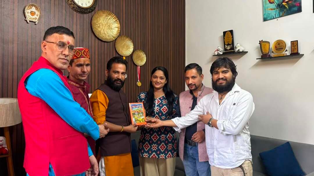 #सादर_आमंत्रण उत्तराखंड की प्रसिद्ध अभिनेत्री #मिनी उनियाल जी को निमंत्रण पत्र देती हुई सांस्कृतिक जागरण मंच की टीम
#संस्कृति_जागरण_मंच, उत्तराखंड प्रांत के #तत्वावधान में दिव्य एवं भव्य “#देवभूमि_माटी_गौरव_सम्मान समारोह” का आयोजन 1 अक्टूबर 2026, #गुरुवार को किया जा रहा है।
यह सम्मान समारोह #कला, #साहित्य, #लोक_संस्कृति, #संगीत, #खेलजगत, #पर्यावरण, #सामाजिक_सेवा एवं देवभूमि #उत्तराखंड के #गौरव को बढ़ाने वाले विभिन्न #क्षेत्रों में उल्लेखनीय #योगदान देने वाली #प्रतिभाओं एवं विभूतियों को #समर्पित है।
📅 दिनांक: 1 अक्टूबर 2026
⏰ समय: अपराह्न 2:00 बजे
📍 स्थान: #संस्कृति_प्रेक्षागृह, #संस्कृति_विभाग, रिस्पना पुल, निकट दूरदर्शन केंद्र, #देहरादून
इस #गौरवपूर्ण अवसर पर आपकी गरिमामयी #उपस्थिति हमारे लिए अत्यंत सम्मान एवं #प्रेरणा का विषय होगी। आपकी उपस्थिति से #समारोह की गरिमा और शोभा #निश्चित रूप से और #बढ़ेगी।
आइए, देवभूमि की माटी से जुड़े उन कर्मयोगियों का #सम्मान करें, जिन्होंने अपने समर्पण, प्रतिभा और सेवा से उत्तराखंड का नाम #रोशन किया है।
सादर #आमंत्रित
#संस्कृति_जागरण_मंच
उत्तराखंड प्रांत