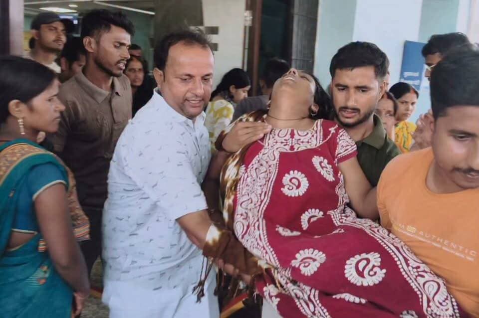 बरहरा विधानसभा क्षेत्र के जुड़ा गांव में विषैला सांप के डरने से हालात महिला की बिगड़ी रजत नेता रघुपति यादव आरा सदर अस्पताल पहुंचे परिजनों से मिले