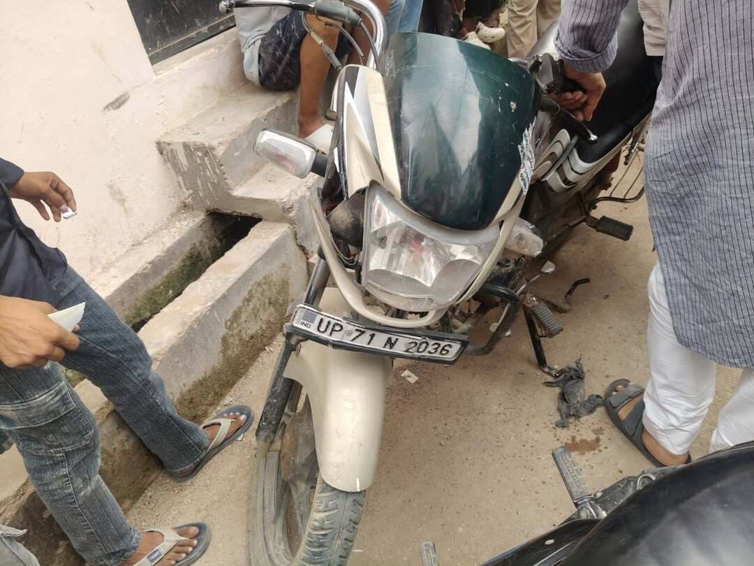 शालीमार ढाबे से बाइक चोरी, सीसीटीवी में कैद वारदात के बाद पीड़ित ने खुद पकड़वाए आरोपी
चोरी की बाइक लेकर शहर में घूमते रहे आरोपी, पुलिस चेकिंग व्यवस्था पर उठे सवाल
सीसीटीवी फुटेज और शिकायत के आधार पर पुलिस जांच तेज, विधिक कार्रवाई की प्रक्रिया जारी
फतेहपुर। सदर कोतवाली क्षेत्र के सुल्तान नगर स्थित शालीमार ढाबे से बाइक चोरी की घटना ने शहर की सुरक्षा व्यवस्था पर सवाल खड़े कर दिए हैं। 18 सितंबर की शाम हुई इस चोरी की पूरी वारदात वहां लगे सीसीटीवी कैमरे में कैद हो गई। पीड़ित फरहानुल हक ने पुलिस को शिकायती पत्र देकर कार्रवाई की मांग की है। वहीं घटना के बाद चोरी की बाइक का शहर में खुलेआम घूमना और फिर पीड़ित द्वारा स्वयं आरोपियों का पीछा कर उन्हें पकड़कर पुलिस के हवाले करना चर्चा का विषय बन गया है।
प्रारंभिक जानकारी के अनुसार, 18 सितंबर की शाम शालीमार ढाबे के बाहर खड़ी बाइक को अज्ञात युवक चोरी कर ले गए। पूरी घटना सीसीटीवी कैमरे में रिकॉर्ड हो गई। पीड़ित ने मामले की सूचना पुलिस को दी और आवश्यक कानूनी कार्रवाई की मांग की।
बताया जा रहा है कि चोरी के बाद आरोपी उसी बाइक से शहर में घूमते रहे। इस बीच शहर के कई प्रमुख चौराहों और मार्गों से उनका आवागमन हुआ, जहां समय-समय पर पुलिस द्वारा वाहन चेकिंग अभियान चलाए जाने का दावा किया जाता है। इसी कारण स्थानीय लोगों के बीच यह चर्चा शुरू हो गई कि यदि बाइक चोरी की थी तो नियमित जांच के दौरान उसकी पहचान क्यों नहीं हो सकी।
घटना में नया मोड़ तब आया जब 19 सितंबर को पीड़ित फरहानुल हक की नजर अपनी चोरी हुई बाइक पर पड़ गई। बाइक देखते ही उन्होंने उसका पीछा शुरू कर दिया। पीछा किए जाने पर बाइक सवार भागने लगे, लेकिन कुछ दूरी पर दोनों संदिग्धों को पकड़ लिया गया। इसके बाद उन्हें सदर कोतवाली पुलिस के हवाले कर दिया गया।
घटना की जानकारी मिलते ही पुलिस ने मामले को गंभीरता से लेते हुए जांच शुरू कर दी है। पुलिस सीसीटीवी फुटेज, शिकायत पत्र और अन्य उपलब्ध साक्ष्यों के आधार पर पूरे घटनाक्रम की पड़ताल कर रही है। अधिकारियों का कहना है कि जांच में जो भी तथ्य सामने आएंगे, उनके आधार पर विधिसम्मत कार्रवाई सुनिश्चित की जाएगी। यदि चोरी, बरामदगी और पकड़े गए व्यक्तियों की भूमिका की पुष्टि होती है तो संबंधित धाराओं में मुकदमा दर्ज कर आगे की कार्रवाई की जाएगी।
हालांकि इस घटना के बाद पुलिस चेकिंग व्यवस्था को लेकर भी सवाल उठ रहे हैं। पुलिस अधिकारियों का कहना है कि प्रत्येक शिकायत और उपलब्ध साक्ष्य की गंभीरता से जांच की जाती है तथा अपराधियों के विरुद्ध प्रभावी कार्रवाई के लिए लगातार अभियान चलाए जा रहे हैं। इस मामले में भी निष्पक्ष विवेचना के आधार पर कार्रवाई की जाएगी।
यह घटना आम नागरिकों की सतर्कता का भी उदाहरण है। पुलिस और जनता के बीच बेहतर समन्वय अपराध नियंत्रण में महत्वपूर्ण भूमिका निभा सकता है। साथ ही यह भी आवश्यक है कि वाहन स्वामी अपने वाहनों में सुरक्षा उपकरणों का उपयोग करें तथा किसी भी संदिग्ध गतिविधि की सूचना तत्काल पुलिस को दें।
एनडी न्यूज़ की अपील
वाहन चोरी जैसी घटनाओं की सूचना तुरंत पुलिस को दें और स्वयं कानून हाथ में लेने के बजाय पुलिस का सहयोग करें। पुलिस और आमजन की साझेदारी से ही अपराधों पर प्रभावी अंकुश लगाया जा सकता है। किसी भी वायरल वीडियो या अपुष्ट जानकारी को साझा करने से पहले उसकी सत्यता अवश्य जांचें।
👇👇
#NDNews #दैनिक_निष्पक्ष_धारा #Fatehpur #BikeTheft #ShalimarDhaba #Kotwali #CCTV #UPPolice #FatehpurPolice #CrimeNews #LawAndOrder
👇👇
@fatehpurpolice
@Uppolice
@dgpup
@ADGZonPrayagraj
@igrangealld
@dmfatehpur
@112UttarPradesh
@CMOfficeUP
@myogiadityanath
@InfoDeptUP
👇👇
🟥 ND NEWS | दैनिक निष्पक्ष धारा
मुख्य संपादक / संस्थापक: राजन सिंह हाड़ा
सह-संपादक: शालिनी सिंह भदौरिया
✒️ रिपोर्ट : जिला ब्यूरो, फतेहपुर
📍 कार्यालय-3: U158, हीरा स्वीट्स के पास, विकास मार्ग, लक्ष्मी नगर, पूर्वी दिल्ली, पिन कोड – (110092) (NCR)
📍 कार्यालय-2: विधानसभा रोड, बर्लिंगटन चौराहा, लखनऊ (226001) (UP)
📍 कार्यालय-1: 1/1 अटल बिहारी चौराहा, नियर बर्मा चौराहा, फतेहपुर (212601) (UP)
📅 दिनांक: 20 सितंबर 2026
📆 दिन: रविवार
📧 Email: ndnewschannel@gmail.com
📞 मोबाइल: 9696119696
👇👇👇
डिस्क्लेमर: यह समाचार उपलब्ध प्रारंभिक सूचना, शिकायतकर्ता के कथन, सीसीटीवी फुटेज और स्थानीय स्तर पर प्राप्त जानकारी के आधार पर तैयार किया गया है। आरोपों एवं घटना के सभी तथ्यों की अंतिम पुष्टि पुलिस विवेचना और न्यायिक प्रक्रिया पूरी होने के बाद ही मानी जाएगी।