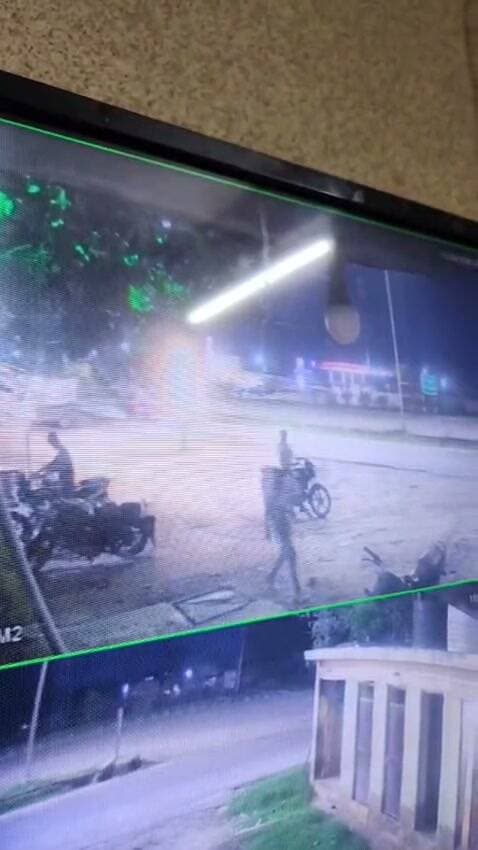 शालीमार ढाबे से बाइक चोरी, सीसीटीवी में कैद वारदात के बाद पीड़ित ने खुद पकड़वाए आरोपी
चोरी की बाइक लेकर शहर में घूमते रहे आरोपी, पुलिस चेकिंग व्यवस्था पर उठे सवाल
सीसीटीवी फुटेज और शिकायत के आधार पर पुलिस जांच तेज, विधिक कार्रवाई की प्रक्रिया जारी
फतेहपुर। सदर कोतवाली क्षेत्र के सुल्तान नगर स्थित शालीमार ढाबे से बाइक चोरी की घटना ने शहर की सुरक्षा व्यवस्था पर सवाल खड़े कर दिए हैं। 18 सितंबर की शाम हुई इस चोरी की पूरी वारदात वहां लगे सीसीटीवी कैमरे में कैद हो गई। पीड़ित फरहानुल हक ने पुलिस को शिकायती पत्र देकर कार्रवाई की मांग की है। वहीं घटना के बाद चोरी की बाइक का शहर में खुलेआम घूमना और फिर पीड़ित द्वारा स्वयं आरोपियों का पीछा कर उन्हें पकड़कर पुलिस के हवाले करना चर्चा का विषय बन गया है।
प्रारंभिक जानकारी के अनुसार, 18 सितंबर की शाम शालीमार ढाबे के बाहर खड़ी बाइक को अज्ञात युवक चोरी कर ले गए। पूरी घटना सीसीटीवी कैमरे में रिकॉर्ड हो गई। पीड़ित ने मामले की सूचना पुलिस को दी और आवश्यक कानूनी कार्रवाई की मांग की।
बताया जा रहा है कि चोरी के बाद आरोपी उसी बाइक से शहर में घूमते रहे। इस बीच शहर के कई प्रमुख चौराहों और मार्गों से उनका आवागमन हुआ, जहां समय-समय पर पुलिस द्वारा वाहन चेकिंग अभियान चलाए जाने का दावा किया जाता है। इसी कारण स्थानीय लोगों के बीच यह चर्चा शुरू हो गई कि यदि बाइक चोरी की थी तो नियमित जांच के दौरान उसकी पहचान क्यों नहीं हो सकी।
घटना में नया मोड़ तब आया जब 19 सितंबर को पीड़ित फरहानुल हक की नजर अपनी चोरी हुई बाइक पर पड़ गई। बाइक देखते ही उन्होंने उसका पीछा शुरू कर दिया। पीछा किए जाने पर बाइक सवार भागने लगे, लेकिन कुछ दूरी पर दोनों संदिग्धों को पकड़ लिया गया। इसके बाद उन्हें सदर कोतवाली पुलिस के हवाले कर दिया गया।
घटना की जानकारी मिलते ही पुलिस ने मामले को गंभीरता से लेते हुए जांच शुरू कर दी है। पुलिस सीसीटीवी फुटेज, शिकायत पत्र और अन्य उपलब्ध साक्ष्यों के आधार पर पूरे घटनाक्रम की पड़ताल कर रही है। अधिकारियों का कहना है कि जांच में जो भी तथ्य सामने आएंगे, उनके आधार पर विधिसम्मत कार्रवाई सुनिश्चित की जाएगी। यदि चोरी, बरामदगी और पकड़े गए व्यक्तियों की भूमिका की पुष्टि होती है तो संबंधित धाराओं में मुकदमा दर्ज कर आगे की कार्रवाई की जाएगी।
हालांकि इस घटना के बाद पुलिस चेकिंग व्यवस्था को लेकर भी सवाल उठ रहे हैं। पुलिस अधिकारियों का कहना है कि प्रत्येक शिकायत और उपलब्ध साक्ष्य की गंभीरता से जांच की जाती है तथा अपराधियों के विरुद्ध प्रभावी कार्रवाई के लिए लगातार अभियान चलाए जा रहे हैं। इस मामले में भी निष्पक्ष विवेचना के आधार पर कार्रवाई की जाएगी।
यह घटना आम नागरिकों की सतर्कता का भी उदाहरण है। पुलिस और जनता के बीच बेहतर समन्वय अपराध नियंत्रण में महत्वपूर्ण भूमिका निभा सकता है। साथ ही यह भी आवश्यक है कि वाहन स्वामी अपने वाहनों में सुरक्षा उपकरणों का उपयोग करें तथा किसी भी संदिग्ध गतिविधि की सूचना तत्काल पुलिस को दें।
एनडी न्यूज़ की अपील
वाहन चोरी जैसी घटनाओं की सूचना तुरंत पुलिस को दें और स्वयं कानून हाथ में लेने के बजाय पुलिस का सहयोग करें। पुलिस और आमजन की साझेदारी से ही अपराधों पर प्रभावी अंकुश लगाया जा सकता है। किसी भी वायरल वीडियो या अपुष्ट जानकारी को साझा करने से पहले उसकी सत्यता अवश्य जांचें।
👇👇
#NDNews #दैनिक_निष्पक्ष_धारा #Fatehpur #BikeTheft #ShalimarDhaba #Kotwali #CCTV #UPPolice #FatehpurPolice #CrimeNews #LawAndOrder
👇👇
@fatehpurpolice
@Uppolice
@dgpup
@ADGZonPrayagraj
@igrangealld
@dmfatehpur
@112UttarPradesh
@CMOfficeUP
@myogiadityanath
@InfoDeptUP
👇👇
🟥 ND NEWS | दैनिक निष्पक्ष धारा
मुख्य संपादक / संस्थापक: राजन सिंह हाड़ा
सह-संपादक: शालिनी सिंह भदौरिया
✒️ रिपोर्ट : जिला ब्यूरो, फतेहपुर
📍 कार्यालय-3: U158, हीरा स्वीट्स के पास, विकास मार्ग, लक्ष्मी नगर, पूर्वी दिल्ली, पिन कोड – (110092) (NCR)
📍 कार्यालय-2: विधानसभा रोड, बर्लिंगटन चौराहा, लखनऊ (226001) (UP)
📍 कार्यालय-1: 1/1 अटल बिहारी चौराहा, नियर बर्मा चौराहा, फतेहपुर (212601) (UP)
📅 दिनांक: 20 सितंबर 2026
📆 दिन: रविवार
📧 Email: ndnewschannel@gmail.com
📞 मोबाइल: 9696119696
👇👇👇
डिस्क्लेमर: यह समाचार उपलब्ध प्रारंभिक सूचना, शिकायतकर्ता के कथन, सीसीटीवी फुटेज और स्थानीय स्तर पर प्राप्त जानकारी के आधार पर तैयार किया गया है। आरोपों एवं घटना के सभी तथ्यों की अंतिम पुष्टि पुलिस विवेचना और न्यायिक प्रक्रिया पूरी होने के बाद ही मानी जाएगी।