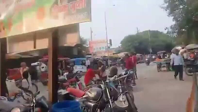 पति-पत्नी का विवाद सड़क पर पहुंचा, बीच चौराहे पर पति की चप्पलों से पिटाई का वीडियो वायरल
हरदोई के पाली थाना क्षेत्र में पारिवारिक विवाद ने लिया उग्र रूप, महिला के साथ परिजनों और सहेलियों पर मारपीट का आरोप
वायरल वीडियो के बाद पुलिस से निष्पक्ष जांच और विधिक कार्रवाई की मांग, मामले की जांच में जुटा प्रशासन
✒️ रिपोर्ट : जिला ब्यूरो, हरदोई
हरदोई। उत्तर प्रदेश के हरदोई जनपद से पति-पत्नी के विवाद का एक वीडियो सोशल मीडिया पर तेजी से वायरल हो रहा है। वायरल वीडियो को लेकर दावा किया जा रहा है कि पाली थाना क्षेत्र के चौराहे पर कई दिनों से चल रहे पारिवारिक विवाद के बाद पत्नी ने अपने परिजनों और महिला मित्रों के साथ मिलकर बीच सड़क पर पति की चप्पलों से पिटाई कर दी। घटना के दौरान आसपास लोगों की भीड़ जमा हो गई और किसी ने इसका वीडियो बनाकर सोशल मीडिया पर साझा कर दिया।
प्रारंभिक जानकारी के अनुसार, पति-पत्नी के बीच पिछले कई दिनों से घरेलू विवाद चल रहा था। बताया जा रहा है कि रविवार को विवाद इतना बढ़ गया कि मामला घर की चारदीवारी से निकलकर सार्वजनिक स्थल तक पहुंच गया। आरोप है कि पत्नी ने अपने परिजनों और कुछ महिला साथियों के साथ मिलकर पति की सड़क पर पिटाई कर दी। घटना के दौरान मौके पर मौजूद लोगों ने बीच-बचाव का भी प्रयास किया।
सोशल मीडिया पर वायरल हो रहे वीडियो ने लोगों के बीच चर्चा का विषय बना दिया है। हालांकि, वीडियो में दिखाई दे रहे घटनाक्रम और उससे जुड़े सभी दावों की स्वतंत्र आधिकारिक पुष्टि अभी नहीं हुई है। पुलिस पूरे मामले की जांच कर रही है और दोनों पक्षों से पूछताछ के बाद ही वास्तविक स्थिति स्पष्ट हो सकेगी।
पुलिस अधिकारियों का कहना है कि यदि किसी पक्ष की ओर से तहरीर प्राप्त होती है अथवा जांच में कोई संज्ञेय अपराध सामने आता है, तो उपलब्ध साक्ष्यों और कानून के अनुसार आवश्यक कार्रवाई की जाएगी। वायरल वीडियो, प्रत्यक्षदर्शियों के बयान और अन्य साक्ष्यों को भी जांच का हिस्सा बनाया जा सकता है।
पारिवारिक विवादों का समाधान सार्वजनिक हिंसा नहीं, बल्कि संवाद, पारिवारिक परामर्श और कानून के दायरे में होना चाहिए। विशेषज्ञों का भी मानना है कि ऐसे मामलों में दोनों पक्षों को संयम बरतते हुए कानूनी प्रक्रिया का सहारा लेना चाहिए ताकि विवाद और अधिक गंभीर रूप न ले।
यह घटना एक बार फिर यह संदेश देती है कि घरेलू विवादों को समय रहते बातचीत, परिवार और कानूनी परामर्श के माध्यम से सुलझाने का प्रयास किया जाना चाहिए। अंतिम तथ्य पुलिस विवेचना और आगे की कानूनी प्रक्रिया पूरी होने के बाद ही स्पष्ट होंगे।
एनडी न्यूज़ की अपील
किसी भी पारिवारिक विवाद को हिंसा का रूप न दें। यदि वैवाहिक या घरेलू मतभेद बढ़ रहे हों तो पुलिस, परिवार परामर्श केंद्र या सक्षम न्यायिक प्रक्रिया की मदद लें। सोशल मीडिया पर वायरल वीडियो साझा करने से पहले उसकी सत्यता की पुष्टि करें और कानून व्यवस्था बनाए रखने में प्रशासन का सहयोग करें।
ऐसी घटनाओं से बचने के सुझाव
पारिवारिक विवादों का समाधान बातचीत और मध्यस्थता से करें।
सार्वजनिक स्थानों पर कानून हाथ में लेने से बचें।
विवाद बढ़ने पर परिवार परामर्श केंद्र या पुलिस की सहायता लें।
वायरल वीडियो के आधार पर किसी पक्ष के बारे में अंतिम निष्कर्ष न निकालें।
महिलाओं और पुरुषों, दोनों के अधिकारों और सम्मान का समान रूप से ध्यान रखें।
👇👇
#NDNews #दैनिक_निष्पक्ष_धारा #Hardoi #Pali #DomesticDispute #ViralVideo #UPPolice #LawAndOrder #FamilyDispute #UttarPradesh
👇👇
@Uppolice
@dgpup
@CMOfficeUP
@myogiadityanath
@InfoDeptUP
@112UttarPradesh
@UPGovt
@hardoipolice
👇👇
🟥 ND NEWS | दैनिक निष्पक्ष धारा
मुख्य संपादक / संस्थापक: राजन सिंह हाड़ा
सह-संपादक: शालिनी सिंह भदौरिया
✒️ रिपोर्ट : जिला ब्यूरो, हरदोई
📍 कार्यालय-3: U158, हीरा स्वीट्स के पास, विकास मार्ग, लक्ष्मी नगर, पूर्वी दिल्ली, पिन कोड – (110092) (NCR)
📍 कार्यालय-2: विधानसभा रोड, बर्लिंगटन चौराहा, लखनऊ (226001) (UP)
📍कार्यालय-1: 1/1 अटल बिहारी चौराहा, नियर बर्मा चौराहा, फतेहपुर (212601) (UP)
📅 दिनांक: 20 सितंबर 2026
📆 दिन: रविवार
📧 Email: ndnewschannel@gmail.com
📞 मोबाइल: 9696119696
डिस्क्लेमर: यह समाचार सोशल मीडिया पर वायरल वीडियो, स्थानीय स्तर पर प्राप्त प्रारंभिक जानकारी और उपलब्ध दावों के आधार पर तैयार किया गया है। घटना से जुड़े सभी तथ्यों की अंतिम पुष्टि पुलिस जांच और विधिक प्रक्रिया पूरी होने के बाद ही मानी जाएगी।