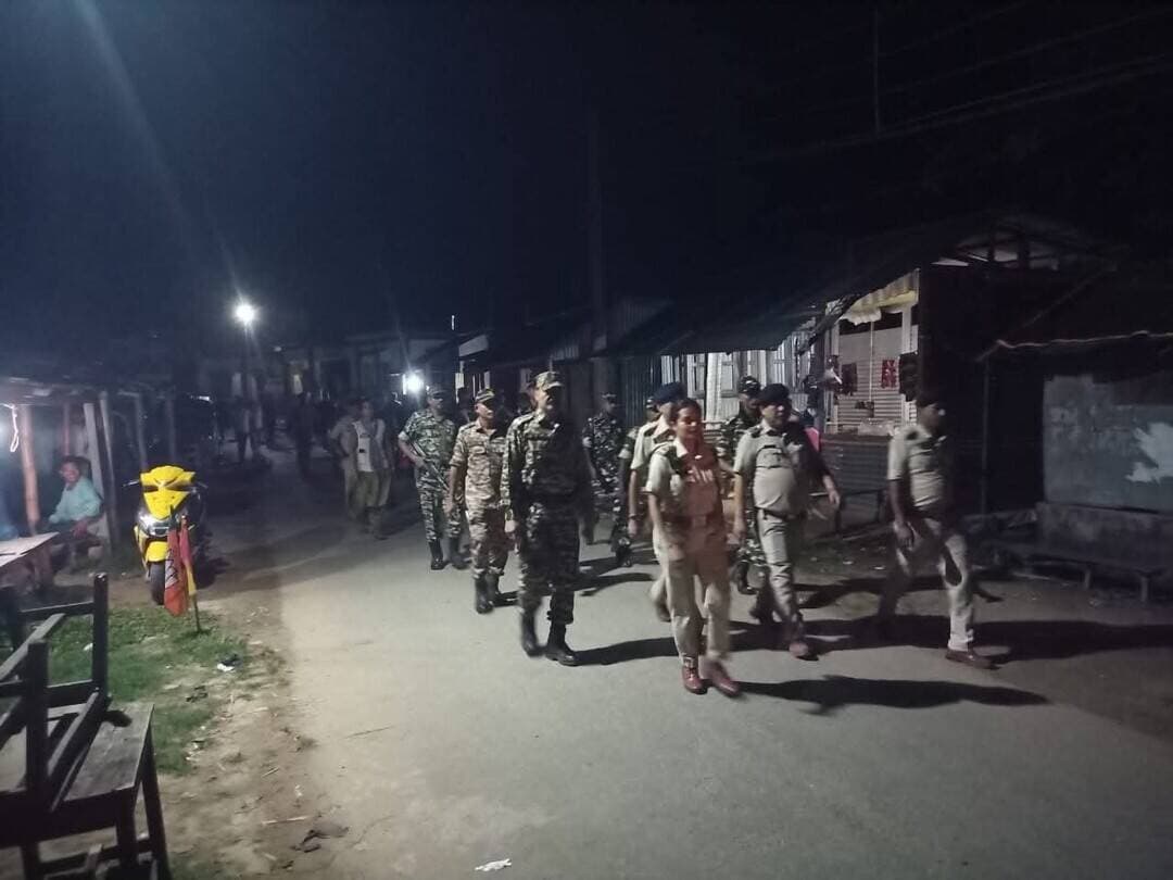 আসন্ন ভিলিজ কাউন্সিল নির্বাচনকে সামনে রেখে কোন ধরনের যাতে অপ্রীতিকর ঘটনা না ঘটে। তারই জন্য প্রশাসনের পক্ষ থেকে এক রোডমার্চ করা হয় মহারানী এলাকায়। উপস্থিত ছিলেন মহকুমা পুলিশ আধিকারিক থেকে শুরু করে রাধা কিশোরপুর থানার ওসি, মহারানী আউটপোস্টের ওসি সহ আধা সামরিক বাহিনী।