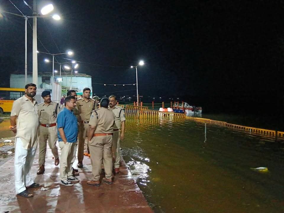 अशोकनगर में डोल ग्यारस की व्यवस्थाओ को लेकर पुलिस प्रशासन ने किया तुलसी सरोवर घाट का निरीक्षण 🚨
#पुलिस #अशोकनगर #NewsUpdate #fbreels