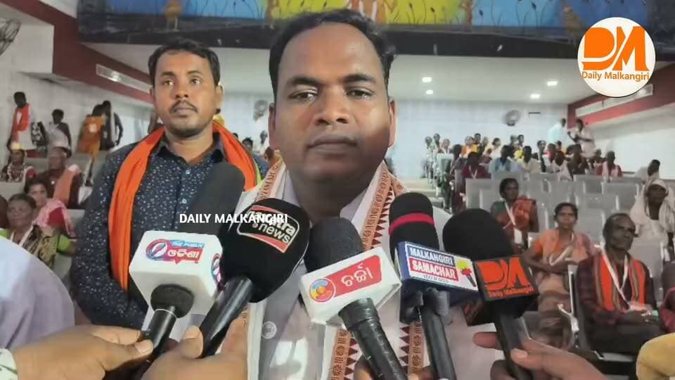 ମାଲକାନଗିରି : ଜିଲ୍ଲାରୁ ଆଜି ୪୯୦ ଜଣ ତୀର୍ଥଯାତ୍ରୀ ପୁରୀ ଦର୍ଶନ ପାଇଁ ଯାତ୍ରା ଆରମ୍ଭ କରିଛନ୍ତି। ଏହି ପବିତ୍ର ଯାତ୍ରାର ଶୁଭାରମ୍ଭ କାର୍ଯ୍ୟକ୍ରମରେ ଅଞ୍ଚଳର ବହୁ ମାନ୍ୟଗଣ୍ୟ ବ୍ୟକ୍ତି ଓ ଜନପ୍ରତିନିଧି ଉପସ୍ଥିତ ରହି ତୀର୍ଥଯାତ୍ରୀମାନଙ୍କୁ ଶୁଭେଚ୍ଛା ଜଣାଇଛନ୍ତି।
#Malkangiri