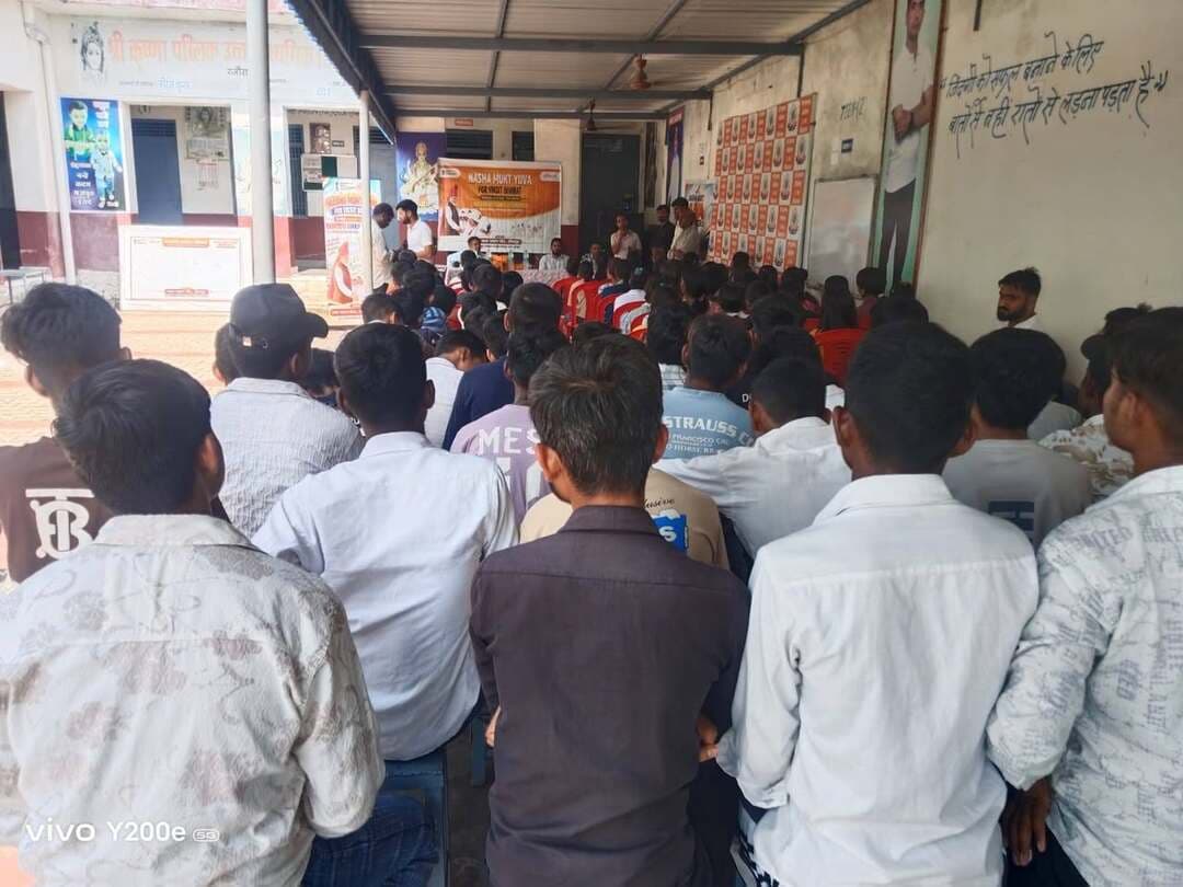 नशा मुक्त युवा फॉर विकसित भारत - राष्ट्रीय संकल्प अभियान के अंतर्गत नशा मुक्ति जागरूकता कार्यक्रम आयोजित
नशा मुक्त युवा ही विकसित भारत की मजबूत नींव
नशा मुक्ति केवल व्यक्तिगत संकल्प नहीं, बल्कि सामुदायिक सहभागिता से संभव सामाजिक परिवर्तन का अभियान
धौलपुर, 20 सितम्बर। नशा मुक्त युवा फॉर विकसित भारत - राष्ट्रीय संकल्प अभियान के अंतर्गत माय भारत धौलपुर द्वारा कृष्णा पब्लिक स्कूल राजोरा खुर्द में नशा मुक्त युवा विषय पर जागरूकता कार्यक्रम आयोजित किया गया। कार्यक्रम का मुख्य उद्देश्य युवाओं एवं विद्यार्थियों को नशे के दुष्प्रभावों के प्रति जागरूक करते हुए स्वस्थ, अनुशासित एवं नशा-मुक्त समाज के निर्माण के लिए सामुदायिक सहभागिता को प्रोत्साहित करना रहा।
कार्यक्रम में युवाओं एवं विद्यार्थियों ने उत्साहपूर्वक सहभागिता करते हुए नशा मुक्ति की शपथ ली तथा ‘सिग्नेचर वॉल’ पर हस्ताक्षर कर नशे से दूर रहने एवं समाज को नशा-मुक्त बनाने का संकल्प व्यक्त किया। इसके साथ ही नशा मुक्ति पर युवा संवाद आयोजित किया गया, जिसमें युवाओं ने नशे के सामाजिक, आर्थिक एवं सांस्कृतिक प्रभावों तथा इसके समाधान में युवाओं और समुदाय की भूमिका पर विचार साझा किए।
कार्यक्रम की अध्यक्षता जिला युवा अधिकारी, माय भारत धौलपुर जनक राज मीना ने की। उन्होंने युवाओं को संबोधित करते हुए कहा कि नशे से दूरी और खेल, फिटनेस एवं सकारात्मक गतिविधियों से जुड़ाव युवा शक्ति को राष्ट्र निर्माण की दिशा में आगे बढ़ाता है। उन्होंने युवाओं से खेल एवं शारीरिक गतिविधियों को अपनी दिनचर्या का हिस्सा बनाने तथा नशे के विरुद्ध जागरूकता का संदेश अपने परिवार और समुदाय तक पहुंचाने का आह्वान किया।
कार्यक्रम के मुख्य अतिथि प्रधानाचार्य नीरज कुमार ने कहा कि नशा मुक्ति की शुरुआत परिवार से होती है। उन्होंने अभिभावकों से अपने बच्चों एवं युवाओं को नशे से दूर रखने के लिए निरंतर संवाद, मार्गदर्शन एवं सकारात्मक वातावरण उपलब्ध कराने का आह्वान किया।
सामाजिक कार्यकर्ता लक्ष्मण द्वारा नशे से प्रभावित बच्चों एवं महिलाओं की स्थिति पर प्रकाश डालते हुए कहा कि नशा मुक्ति केवल किसी एक व्यक्ति का विषय नहीं है, बल्कि इसके लिए परिवार, युवा, समुदाय और समाज के सभी वर्गों का एकजुट प्रयास एवं सहयोग आवश्यक है।
कार्यक्रम के मंच संचालक शिक्षक मानसिंह ने नशे के व्यापक प्रभावों पर चर्चा करते हुए कहा कि नशा व्यक्ति के स्वास्थ्य के साथ-साथ सामाजिक, आर्थिक एवं सांस्कृतिक जीवन को भी प्रभावित करता है। उन्होंने युवाओं से नशे के विरुद्ध सकारात्मक वातावरण तैयार करने में सक्रिय भूमिका निभाने का आह्वान किया।
कार्यक्रम में अमित परमार व्यवस्थापक, मान सिंह परीक्षा प्रभारी, विपिन अंग्रेजी विभाग, रामकेश विज्ञान विभाग, नरेश, विट्टू कुमार सह-व्यवस्थापक, अंकन, सूरज संस्कृत विभाग, वीरेंद्र ट्रैफिक इंचार्ज, श्रीनिवास, नीलम कुमारी, गुंजन, प्रीती, सुधा, दुर्गेश, जुली परमार, रामबीर सिंह, राकेश, छोटू कुशवाहा तथा बहादुर कुशवाहा सहित विद्यालय परिवार एवं अन्य गणमान्यजन एवं सैकड़ों की संख्या में युवा उपस्थित रहे।
कार्यक्रम के दौरान युवाओं में नशा मुक्ति को लेकर विशेष उत्साह देखने को मिला। शपथ ग्रहण, सिग्नेचर वॉल एवं युवा संवाद के माध्यम से युवाओं ने नशे के विरुद्ध अपनी प्रतिबद्धता व्यक्त की तथा स्वस्थ एवं सकारात्मक जीवनशैली अपनाने का संदेश दिया।
माय भारत धौलपुर द्वारा युवाओं से आह्वान किया गया कि वे ‘नशा मुक्त युवा’ के संकल्प को व्यक्तिगत आदत से आगे बढ़ाकर परिवार, विद्यालय एवं समुदाय तक पहुंचाएं, ताकि स्वस्थ, जागरूक एवं जिम्मेदार युवा शक्ति के माध्यम से विकसित भारत के निर्माण में प्रभावी योगदान दिया जा सके।