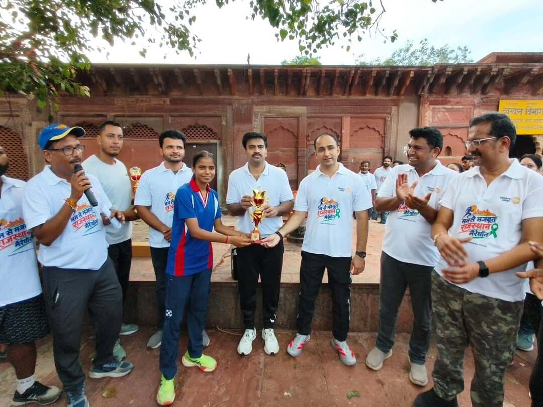 मन से मजबूत राजस्थान मैराथन से गूंजा धौलपुर
जिला कलक्टर व एसपी ने मैराथन में लिया हिस्सा, मानसिक स्वास्थ्य के प्रति जागरूकता का दिया संदेश
धौलपुर, 20 सितम्बर। चिकित्सा एवं स्वास्थ्य विभाग के राष्ट्रीय मानसिक स्वास्थ्य कार्यक्रम के तत्वावधान और आईएमए एवं रोटरी क्लब के सहयोग से रविवार प्रातः मन से मजबूत राजस्थान मैराथन एवं मानसिक स्वास्थ्य जागरूकता रैली का आयोजन किया गया। नगर परिषद कार्यालय से प्रारंभ हुई मैराथन मचकुंड पहुंची। मैराथन में चिकित्सकों, विद्यार्थियों, युवाओं एवं शहरवासियों ने उत्साहपूर्वक भाग लेकर मानसिक स्वास्थ्य के प्रति जागरूकता और सकारात्मक जीवनशैली का संदेश दिया।
कार्यक्रम में जिला कलक्टर श्रीनिधि बी टी एवं पुलिस अधीक्षक विकास सांगवान ने स्वयं मैराथन में सहभागिता कर प्रतिभागियों का उत्साहवर्धन किया। साथ ही मानसिक स्वास्थ्य हम सबकी जिम्मेदारी तथा नशामुक्त एवं स्वस्थ समाज का संदेश दिया।
इस दौरान जिला कलक्टर ने कहा कि मानसिक स्वास्थ्य को शारीरिक स्वास्थ्य के समान महत्व दिया जाना चाहिए। युवाओं एवं विद्यार्थियों को तनाव और समस्याओं को छिपाने के बजाय परिवार, शिक्षक अथवा किसी विश्वसनीय व्यक्ति से खुलकर संवाद करना चाहिए। उन्होंने युवाओं को नशे से दूर रहकर स्वस्थ एवं सकारात्मक जीवनशैली अपनाते हुए रचनात्मक गतिविधियों से जुड़ने का आह्वान किया।
पुलिस अधीक्षक विकास सांगवान ने कहा कि नशे की लत व्यक्ति के साथ-साथ उसके परिवार और समाज को भी प्रभावित करती है। युवाओं को नशीले पदार्थों से दूर रहकर खेल, शिक्षा एवं रचनात्मक गतिविधियों से जुड़ना चाहिए। उन्होंने कहा कि मानसिक परेशानी होने पर सहायता मांगना कमजोरी नहीं, बल्कि समय रहते स्वयं की देखभाल की दिशा में महत्वपूर्ण कदम है।
मुख्य चिकित्सा एवं स्वास्थ्य अधिकारी डॉ. धर्मसिंह मीणा ने कहा कि मानसिक स्वास्थ्य को लेकर समाज में जागरूकता बढ़ाना समय की महत्वपूर्ण आवश्यकता है। उन्होंने कहा कि तनाव, अवसाद अथवा मानसिक परेशानी के शुरुआती संकेतों को नजरअंदाज नहीं किया जाना चाहिए। परिवार, शिक्षक, स्वास्थ्यकर्मी और समाज के अन्य जिम्मेदार लोग संवेदनशीलता के साथ सहयोग करें और जरूरतमंद व्यक्ति को समय पर स्वास्थ्य सेवाओं से जोड़ें।
मैराथन के समापन अवसर पर जिला नोडल अधिकारी डॉ. सुमित मित्तल ने कहा कि मानसिक स्वास्थ्य की सुरक्षा केवल मानसिक स्वास्थ्य विशेषज्ञों की जिम्मेदारी नहीं, बल्कि पूरे समाज की सामूहिक जिम्मेदारी है। उन्होंने कहा कि समाज में ऐसे गेटकीपर्स तैयार करने की आवश्यकता है, जो मानसिक तनाव, निराशा अथवा आत्महत्या से जुड़े चेतावनी संकेतों को समय रहते पहचान सकें, संबंधित व्यक्ति की बात संवेदनशीलता से सुनें और आवश्यकता पड़ने पर उसे विशेषज्ञ सहायता से जोड़ सकें। उन्होंने विद्यार्थियों में परीक्षा तनाव को देखते हुए सकारात्मक पालन-पोषण पर जोर दिया। उन्होंने कहा कि अभिभावकों को बच्चों पर अनावश्यक अपेक्षाओं एवं तुलना का दबाव बनाने के बजाय उनसे संवाद करना चाहिए तथा उनके प्रयासों को प्रोत्साहित करना चाहिए। डॉ. मित्तल ने बच्चों एवं युवाओं में बढ़ते डिजिटल स्क्रीन टाइम के संदर्भ में संतुलित स्क्रीन उपयोग, पर्याप्त नींद, नियमित शारीरिक गतिविधि, परिवार के साथ गुणवत्तापूर्ण समय और सामाजिक जुड़ाव को मानसिक स्वास्थ्य के लिए महत्वपूर्ण बताया।
इस दौरान रोटरी क्लब धौलपुर के अध्यक्ष डॉ. बी.एम. मंगल तथा आईएमए अध्यक्ष डॉ. निखिल अग्रवाल ने भी मानसिक स्वास्थ्य, तनाव प्रबंधन, नशामुक्ति एवं आत्महत्या रोकथाम के प्रति समाज की भूमिका पर जोर दिया।
मैराथन में आईएमए से डॉ. रामावतार अग्रवाल, डॉ. महेश अग्रवाल, डॉ. बी.डी. जिंदल, डॉ. आर.बी.एस. गुर्जर, डॉ. अनिल बंसल, डॉ. चित्रा बंसल एवं डॉ. रविन्द्र मंगल सहित सहित बड़ी संख्या में गणमान्य नागरिक, विद्यार्थी, युवा एवं शहरवासी उपस्थित रहे।