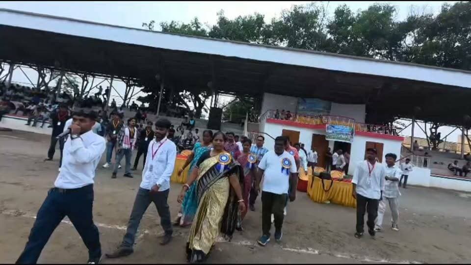 सिमडेगा:अल्बर्ट एक्का स्टेडियम में रविवार को पांच दिवसीय डॉ. भीमराव अंबेडकर फुटबॉल महाकुंभ का भव्य शुभारंभ हुआ। मुख्य अतिथि जिला परिषद सदस्य सह कांग्रेस महिला मोर्चा जिलाध्यक्ष जोसिमा खाखा ने बाबा साहेब डॉ. भीमराव अंबेडकर के चित्र पर माल्यार्पण कर प्रतियोगिता का उद्घाटन किया। उन्होंने खिलाड़ियों से परिचय प्राप्त कर फुटबॉल को किक मारकर प्रतियोगिता की शुरुआत की।उद्घाटन मैच नाईन बुलेट क्लब रांची और मीट ट्रेवल सिमडेगा के बीच खेला गया, जिसमें नाईन बुलेट क्लब रांची ने 1-0 से जीत दर्ज की। मैच देखने के लिए बड़ी संख्या में खेलप्रेमी पहुंचे।जोसिमा खाखा ने कहा कि सिमडेगा की पहचान खेल और खिलाड़ियों से है। गांव-गांव में प्रतिभावान खिलाड़ी हैं, जिन्हें बेहतर प्रशिक्षण, मैदान और प्रतियोगिताओं के अवसर देने की जरूरत है। खेल युवाओं में अनुशासन, मेहनत और टीम भावना विकसित करता है। उन्होंने खिलाड़ियों से खेल भावना के साथ प्रतियोगिता में भाग लेने और युवाओं से नशे से दूर रहने का आह्वान किया।उन्होंने कहा कि विधायक भूषण बाड़ा के प्रयास से फुटबॉल स्टेडियम का निर्माण कराया जा रहा है और अंतरराष्ट्रीय स्तर के हॉकी स्टेडियम का निर्माण हुआ है। इससे खिलाड़ियों को प्रतिभा निखारने का बेहतर अवसर मिलेगा।मौके पर अख्तर खान, हरसद हुसैन, इम्तियाज हुसैन, शकील अहमद, सेराफिनुश कुल्लू सहित बड़ी संख्या में खिलाड़ी और खेलप्रेमी मौजूद थे।
