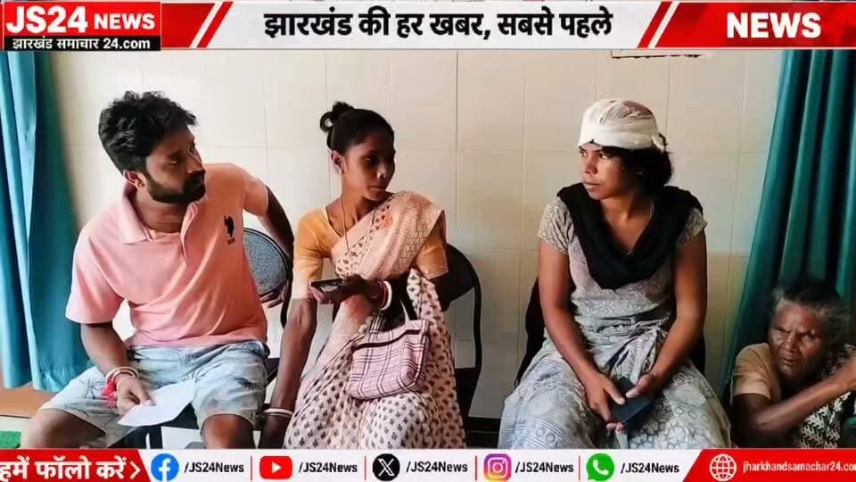 शादी से मना किया तो युवती पर जानलेवा हमला, टांगी से किए ताबड़तोड़ वार
जलडेगा :जलडेगा थाना क्षेत्र के कारीमाटी पाहन टोली में रविवार सुबह करीब 8 बजे एक युवती पर टांगी से जानलेवा हमला किए जाने का मामला सामने आया है। घटना में सरिता समद, पिता स्व. जोलेन समद गंभीर रूप से घायल हो गईं। आरोप है कि बानो प्रखंड के बुम्बुल्डा महतो टोली निवासी अनिल लुगुन, पिता नियरजन लुगुन, दौली लेकर आया और घर में रखी टांगी से युवती पर करीब सात वार कर दिए। हमले में सरिता के सिर, गर्दन और हाथ समेत शरीर के कई हिस्सों में गंभीर चोटें आई हैं।घटना के बाद आरोपी नदी पार कर फरार हो गया। परिजन घायल युवती को सामुदायिक स्वास्थ्य केंद्र लेकर पहुंचे, जहां प्राथमिक उपचार के बाद गंभीर स्थिति को देखते हुए उसे रेफर कर दिया गया। बताया जा रहा है कि दोनों का शादी का रिश्ता पहले तय हुआ था। वर्ष 2025 में युवती को युवक के किसी अन्य युवती के साथ कथित अवैध संबंध की जानकारी मिली, जिसके बाद सरिता ने युवक से शादी करने से इनकार कर दिया था। आरोप है कि इसी बात से नाराज होकर युवक ने युवती पर जानलेवा हमला किया। घायल सरिता ने यह भी बताया कि आरोपी इससे पहले भी उस पर जानलेवा हमला कर चुका है।