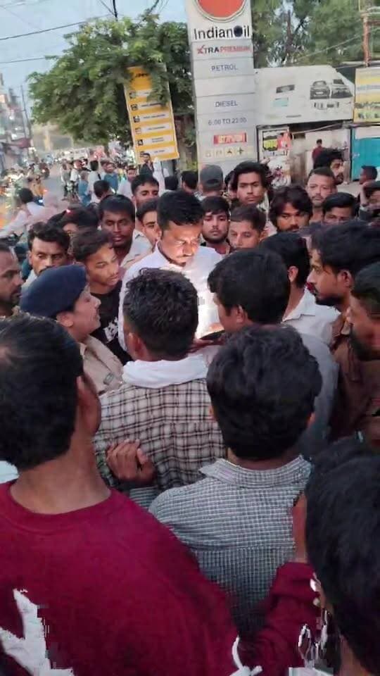मृतक महफूज़ खान के परिजनों ने किया घटना स्थल शिंदे की छावनी पेट्रोल पंप पर चक्काजाम। पुलिस ने अब तक नहीं की एफ आई आर