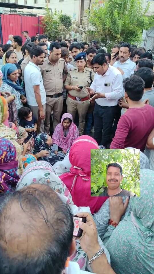मृतक महफूज़ खान के परिजनों ने किया घटना स्थल शिंदे की छावनी पेट्रोल पंप पर चक्काजाम। पुलिस ने चक्काजाम के बाद की एफ आई आर