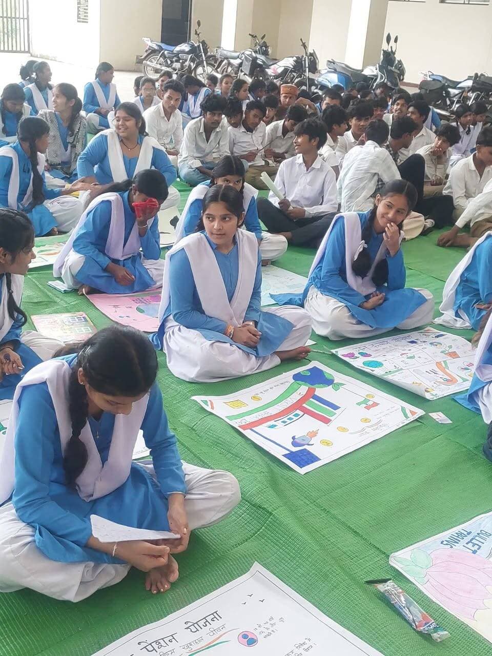 *विकसित भारत की संकल्पना से जुड़े विद्यार्थी, चित्रकला एवं भाषण प्रतियोगिता आयोजित*
*जिले के 134 विद्यालयों में रचनात्मक गतिविधियां, करीब 750 छात्राओं ने लिया हिस्सा*
*शिक्षा, आत्मनिर्भरता और नवाचार के माध्यम से विद्यार्थियों ने उकेरी विकसित भारत की तस्वीर*
कलेक्टर श्रीमती अंजू पवन भदौरिया के निर्देशन में जिले में 17 सितंबर से 17 अक्टूबर 2026 तक संचालित सेवा संकल्प अभियान के अंतर्गत विद्यार्थियों को राष्ट्र निर्माण एवं विकसित भारत की संकल्पना से जोड़ने के उद्देश्य से विभिन्न शैक्षणिक एवं रचनात्मक गतिविधियों का आयोजन किया जा रहा है। इसी क्रम में जिले के लगभग 134 हाई एवं हायर सेकेंडरी विद्यालयों में “विकसित भारत की संकल्पना” विषय पर चित्रकला एवं भाषण प्रतियोगिताओं का आयोजन किया गया। प्रतियोगिताओं में लगभग 750 छात्राओं ने उत्साहपूर्वक सहभागिता करते हुए चित्रों एवं प्रभावशाली वक्तव्यों के माध्यम से विकसित भारत को लेकर अपने विचार एवं कल्पनाएं प्रस्तुत कीं।
शासकीय उच्चतर माध्यमिक विद्यालय रयपुरा में आयोजित कार्यक्रम में विधायक श्री ओमप्रकाश धुर्वे, जिला पंचायत अध्यक्ष श्री रूद्रेश परस्ते, जिला पंचायत उपाध्यक्ष श्रीमती अंजू ब्यौहार एवं भाजपा जिलाध्यक्ष श्री चमरू नेताम उपस्थित रहे।
विधायक श्री धुर्वे ने चित्रकला प्रदर्शनी का अवलोकन कर विद्यार्थियों से विकसित भारत की संकल्पना पर संवाद किया। विद्यार्थियों ने शिक्षा, महिला सशक्तिकरण, आत्मनिर्भरता, तकनीकी प्रगति, पर्यावरण संरक्षण, स्वच्छता, नवाचार एवं सामाजिक सहभागिता जैसे विभिन्न विषयों को अपनी रचनात्मक अभिव्यक्ति का माध्यम बनाया। चित्रकला में विद्यार्थियों ने रंगों के माध्यम से विकसित भारत की कल्पना को साकार किया, वहीं भाषण प्रतियोगिता में राष्ट्र निर्माण में युवाओं एवं विद्यार्थियों की महत्वपूर्ण भूमिका को रेखांकित किया।
प्रतियोगिताओं के दौरान अभिभावकों एवं स्थानीय जनप्रतिनिधियों की सहभागिता से विद्यार्थियों का उत्साहवर्धन हुआ तथा विद्यालय, अभिभावक और समुदाय के बीच सहभागिता का सकारात्मक वातावरण निर्मित हुआ। गतिविधियों के माध्यम से विद्यार्थियों में रचनात्मक अभिव्यक्ति, आत्मविश्वास एवं राष्ट्र के प्रति जिम्मेदारी की भावना को प्रोत्साहित किया गया। सेवा संकल्प अभियान के आगामी चरण में भी विद्यालय स्तर पर विभिन्न गतिविधियों का आयोजन किया जाएगा। जिला प्रशासन एवं जनजातीय कार्य विभाग द्वारा अभियान को प्रभावी बनाने के लिए विद्यालयों, अभिभावकों, जनप्रतिनिधियों एवं स्थानीय समुदाय की सहभागिता को निरंतर प्रोत्साहित किया जा रहा है। अभियान के माध्यम से “सेवा से संकल्प और संकल्प से विकसित भारत” की भावना को जन-जन तक पहुंचाने का प्रयास किया जा रहा है।
#SevaSankalpAbhiyan #ViksitBharat #Dindori #StudentActivities #ChitrakalaPratiyogita #SpeechCompetition #Education #YouthPower #NationBuilding #MPGovernment