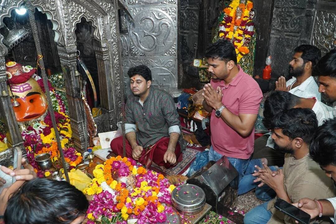 #सांदीपनी_आश्रम_एवं_भगवान_काल_भैरव_के_किए_दर्शन*
बिहार से आए 16 सदस्यीय सोशल मीडिया इनफ्लुएंसर दल ने सांदीपनी आश्रम का भ्रमण कर दर्शन किए । इसके साथ ही दल के सदस्यों ने भगवान श्री काल भैरव के भी दर्शन कर आशीर्वाद प्राप्त किया। उक्त
ऐतिहासिक स्थलों के बारे में दल ने विस्तार से जानकारी प्राप्त की ।
🔸इस दौरान समन्वयक श्री रोशन कुमार (बिहार), श्री हितेश नागदेव, श्री अंकुश मिश्रा, श्री आकाश जैन, श्री ऋत्विक तिवारी, श्री चित्रांश सक्सेना, श्री नीरज बंजारी सहित संबंधित अधिकारी उपस्थित रहे।
Jansampark Madhya Pradesh
JDjansampark Ujjain
CM Madhya Pradesh
Collector Office Ujjain