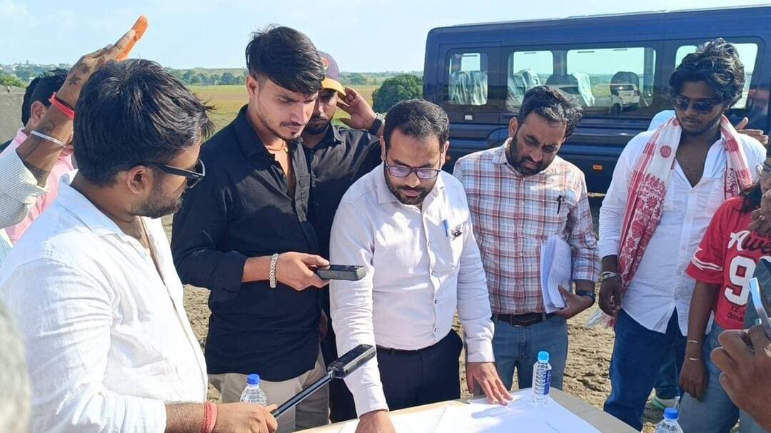 #सेवा_संकल्प_अभियान के अंतर्गत बिहार से आए 16 सदस्यीय सोशल मीडिया इंफ्लूएंसर दल ने सिंहस्थ-2028 के विकास कार्यों का किया अवलोकन*
---
🔸कान्ह डायवर्जन क्लोज्ड डक्ट टनल, सेवरखेड़ी-सिलारखेड़ी परियोजना एवं हरियाखेड़ी वॉटर ट्रीटमेंट प्लांट का किया भ्रमण*
---
उज्जैन, 20 सितम्बर 2026/ सेवा संकल्प अभियान के विकसित भारत संकल्प यात्रा गतिविधि अंतर्गत बिहार से उज्जैन आए 16 सदस्यीय सोशल मीडिया इंफ्लूएंसर दल ने सिंहस्थ-2028 के अंतर्गत जिले में संचालित विभिन्न विकास कार्यों एवं महत्वपूर्ण संस्थानों का भ्रमण कर जानकारी प्राप्त की।
इंफ्लूएंसर दल द्वारा कान्ह डायवर्जन क्लोज्ड डक्ट टनल, शाफ्ट क्रमांक-2 का भ्रमण किया गया। इस दौरान दल के सभी सदस्यों को आवश्यक सुरक्षा उपकरण एवं सुरक्षा किट उपलब्ध कराई गई। संबंधित अधिकारियों द्वारा परियोजना एवं निर्माण कार्य से जुड़ी आवश्यक जानकारी दल के सदस्यों के साथ साझा की गई।
इसके पश्चात दल ने सेवरखेड़ी-सिलारखेड़ी मध्यम सिंचाई एवं जल संवर्धन परियोजना अंतर्गत सिलारखेड़ी तथा हरियाखेड़ी वॉटर ट्रीटमेंट प्लांट का अवलोकन किया। भ्रमण के दौरान संबंधित अधिकारियों ने परियोजनाओं की कार्यप्रणाली एवं विकास कार्यों से संबंधित जानकारी सोशल मीडिया इंफ्लूएंसर्स को दी।
#धन्वंतरी_आयुर्वेद_चिकित्सा_महाविद्यालय_का_किया_भ्रमण*
इंफ्लूएंसर दल द्वारा शासकीय धन्वंतरी आयुर्वेद चिकित्सा महाविद्यालय, उज्जैन का भ्रमण भी किया गया। इस दौरान दल के सदस्यों ने महाविद्यालय के सीईओ डॉ. ओ.पी. व्यास से महाविद्यालय से संबंधित आवश्यक जानकारी प्राप्त की।
दल द्वारा महाविद्यालय की विभिन्न प्रयोगशालाओं एवं संग्रहालयों का अवलोकन किया गया, जिसमें क्रिया शरीर प्रयोगशाला, एनाटॉमी म्यूजियम, सूक्ष्म शरीर संग्रहालय, द्रव्यगुण संग्रहालय शामिल रहे। संबंधित अधिकारियों द्वारा महाविद्यालय की शैक्षणिक एवं चिकित्सा सुविधाओं से जुड़ी जानकारी दल के सदस्यों के साथ साझा की गई।
#सांदीपनी_आश्रम_एवं_भगवान_काल_भैरव_के_किए_दर्शन*
भ्रमण के दौरान सोशल मीडिया इंफ्लूएंसर दल द्वारा सांदीपनी आश्रम का भ्रमण कर दर्शन किए गए। इसके साथ ही दल के सदस्यों ने भगवान श्री काल भैरव के दर्शन कर आशीर्वाद प्राप्त किया।
इस दौरान समन्वयक श्री रोशन कुमार (बिहार), श्री हितेश नागदेव, श्री अंकुश मिश्रा, श्री आकाश जैन, श्री ऋत्विक तिवारी, श्री चित्रांश सक्सेना, श्री नीरज बंजारी सहित संबंधित अधिकारी उपस्थित रहे।
Jansampark Madhya Pradesh
@टॉप फ़ैन
CM Madhya Pradesh
Collector Office Ujjain
JDjansampark Ujjain
PRO Ujjain