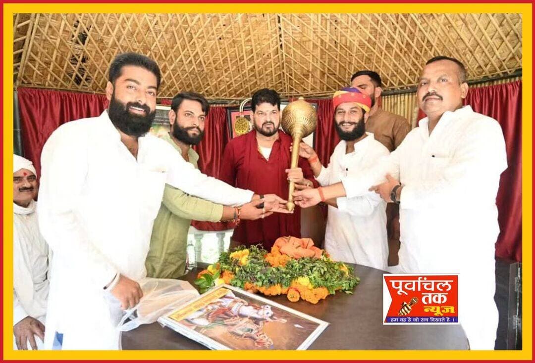 बृजभूषण शरण सिंह ने विष्णोहरपुर में लगाया जनता दरबार, सुनीं लोगों की समस्याएं
गोंडा। रविवार को विष्णोहरपुर स्थित अपने निज आवास कार्यालय में पूर्व सांसद एवं भाजपा नेता बृजभूषण शरण सिंह ने जनता दर्शन कार्यक्रम के दौरान विभिन्न जनपदों से आए लोगों से मुलाकात की। उन्होंने लोगों की समस्याओं और शिकायतों को गंभीरता से सुना तथा संबंधित अधिकारियों से बातचीत कर उनके समयबद्ध एवं त्वरित निस्तारण के लिए आवश्यक दिशा-निर्देश दिए।
जनता दर्शन के दौरान बड़ी संख्या में लोग अपनी समस्याएं लेकर पहुंचे। बृजभूषण शरण सिंह ने कहा कि जनता की सेवा और उनकी समस्याओं का समाधान उनकी प्राथमिकता है। उन्होंने अधिकारियों से जनसमस्याओं के निस्तारण में तत्परता बरतने की बात कही।
बृजभूषण शरण सिंह का पैतृक आवास गोंडा के विष्णोहरपुर में स्थित है।
Brij Bhushan Sharan Singh
