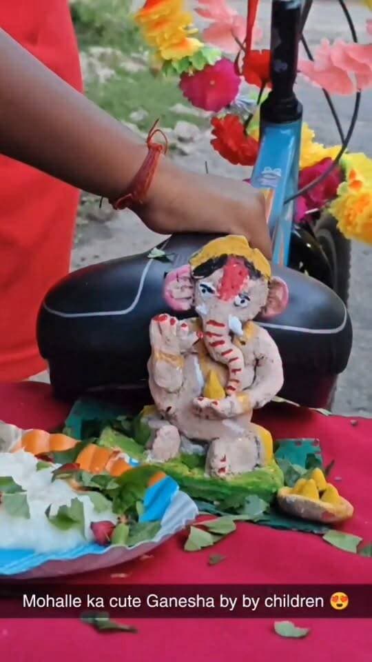 छोटे से बच्चे की बड़ी भक्ति
गणपति बप्पा के प्रति मासूम श्रद्धा और चेहरे की प्यारी मुस्कान ने जीत लिया सबका दिल 🥰🐘✨
ऐसी भक्ति देखकर आपका भी दिल खुश हो जाएगा ❤️
गणपति बप्पा मोरया 🙏🌺
#CuteGanesha #GanpatiBappaMorya #LittleDevotee #GaneshChaturthi #Ganpati #BappaMorya #CuteBaby #BabyDevotion #Bhakti #ViralReels #TrendingReels #InstaReels #Jharkhand #Koderma