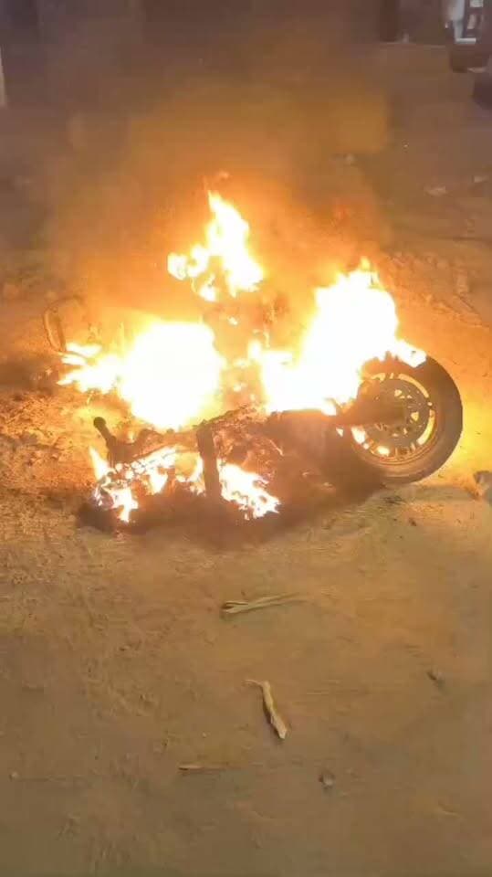 #अलीगढ़ खैर में पेट्रोल पंप के सामने धू-धू कर जाली बाइक,शॉर्ट सर्किट से लगी आग बाइक हुई स्वाहा,पेट्रोल पंप के सामने बाइक में आग लगने से इलाके में मचा हड़कंप,सूचना के बाद मौके पर पहुंची दमकल की टीम,दमकल की टीम ने बम स्किल आग पर किया पाया काबू,खैर थाना इलाके के अलीगढ़-पलवल रोड कस्बा की घटना.