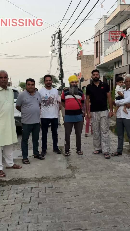महिलाएं बच्चे बुजुर्ग और परिवार के सभी लोग हुए परेशान। पानी ही पानी। आप सभी वीडियो को शेयर करें जिससे प्रशासन तक यह आवाज पहुंच सके
