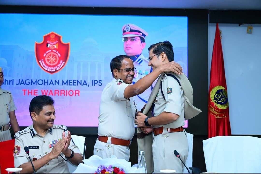 #IPS_ଜଗମୋହନ_ମୀନାଙ୍କୁ #ବିଦାୟ_କାଳୀନ_ସମ୍ବର୍ଦ୍ଧନା
#ଭୁବନେଶ୍ୱର_ଡିସିପି_ପଦରୁ_ବିଦାୟ_ନେଲେ_IPS_ଜଗମୋହନ_ମୀନା। ତାଙ୍କର ଅବିରତ ସେବା ଏବଂ ଅତୁଟ ନିଷ୍ଠା ପାଇଁ ଗର୍ବିତ ହୋଇ ବିଦାୟ କାଳୀନ ସମ୍ବର୍ଦ୍ଧନା ଜଣାଇଲା ଭୁବନେଶ୍ୱର କମିଶନରେଟ ପୋଲିସ । ସହରର ଶାନ୍ତି ଓ ସୁରକ୍ଷା ବଜାୟ ରଖିବାରେ IPS ଶ୍ରୀ ମୀନାଙ୍କ ଅବଦାନ ସର୍ବଦା ସ୍ମରଣୀୟ ରହିବ। ବିଦାୟୀ ଡିସିପି ଶ୍ରୀ ଜଗମୋହନ ମୀନା (ଆଇପିଏସ୍) ଙ୍କୁ ଆଗାମୀ ଯାତ୍ରା ପାଇଁ ସମଗ୍ର କମିଶନରେଟ୍ ପୋଲିସ ପରିବାର ତରଫରୁ ଅଶେଷ ଧନ୍ୟବାଦ ଏବଂ ହାର୍ଦ୍ଦିକ ବିଦାୟକାଳୀନ ଶୁଭେଚ୍ଛା ।#Farewell #DCPBhubaneswar #JagmohanMeenaIPS #CommissioneratePolice #Bhubaneswar #anugul #angulexpress
Odisha Police Organisation Dcp Bhubaneswar DCP Kataka