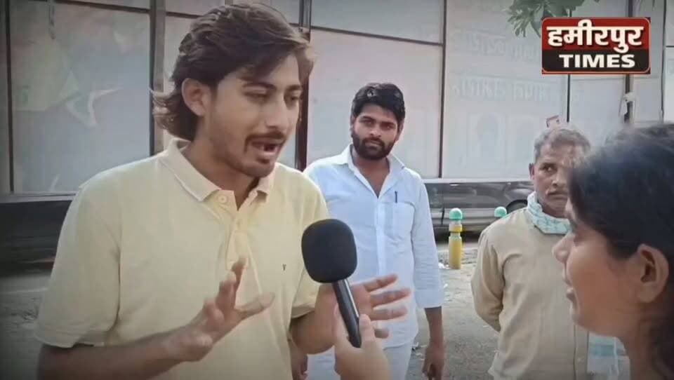 अखिलेश दीवाना बोले- अखिलेश यादव के इशारे पर सड़कों पर नजर आएंगे सपा कार्यकर्ता
कुरारा (हमीरपुर)। पचखुरा निवासी समाजवादी पार्टी समर्थक विकेश यादव ‘टैटू फैन’ उर्फ अखिलेश दीवाना ने PDA और समाजवादी पार्टी को लेकर बयान दिया। उन्होंने कहा कि “एक बार अखिलेश यादव जी इशारा कर दें तो उत्तर प्रदेश की सड़कों पर समाजवादी पार्टी के कार्यकर्ता नजर आएंगे।”
उन्होंने कहा कि समाजवादी विचारधारा से जुड़े लोग जेल जाने से नहीं डरते हैं। उन्होंने दावा किया कि 2027 में PDA की सरकार आएगी।
विकेश यादव ने समाजवादी पार्टी की एकजुटता और कार्यकर्ताओं की सक्रियता को लेकर भी अपनी बात रखी। उनका यह बयान स्थानीय स्तर पर चर्चा का विषय बना हुआ है।
#AkhileshYadav #SamajwadiParty #PDA #VikeshYadav #Pachkhura #Kurara #Hamirpur #PDA2027