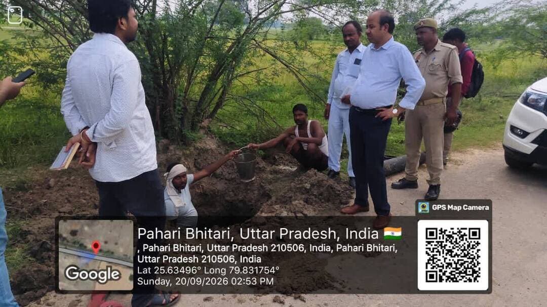 हमीरपुर - ग्रामीण क्षेत्रों की पेयजल समस्याओं का एडीएम (नमामि गंगे) ने किया स्थलीय निरीक्षण*
*शिकायतों का तत्काल संज्ञान लेकर मौके पर कराई गई आवश्यक कार्रवाई, जलापूर्ति शीघ्र सुचारु कराने के निर्देश*
हमीरपुर। जिलाधिकारी श्री अभिषेक गोयल के निर्देश पर ग्रामीण क्षेत्रों में पेयजल आपूर्ति से संबंधित प्राप्त शिकायतों का तत्काल संज्ञान लेते हुए अपर जिलाधिकारी (नमामि गंगे) श्री विजय सिंह द्वारा संबंधित क्षेत्रों का स्थलीय निरीक्षण किया गया। निरीक्षण के दौरान ग्रामीणों से पेयजल आपूर्ति की स्थिति की जानकारी ली गई तथा मौके पर ही आवश्यक कार्यवाही कराते हुए लंबित कार्यों को शीघ्र पूर्ण कर जलापूर्ति सुचारु कराने के निर्देश दिए गए।
ग्राम बिवार में पाइपलाइन क्षतिग्रस्त होने से पेयजल आपूर्ति प्रभावित होने की शिकायत का तत्काल संज्ञान लिया गया। मौके पर कार्रवाई करते हुए एक स्थान पर पाइपलाइन की मरम्मत कर आपूर्ति बहाल कर दी गई है, जबकि दूसरे स्थान पर मरम्मत कार्य प्रगति पर है, जिसे शीघ्र पूर्ण कर जलापूर्ति सुचारु कराई जाएगी।
ग्राम पहाड़ी भिटारी में पेयजल आपूर्ति से संबंधित विद्युत व्यवस्था का भी निरीक्षण किया गया। निरीक्षण में विद्युत आपूर्ति की समय-सारणी के कारण पानी को सीडब्ल्यूआर से टंकी तक पहुंचाने में आ रही समस्या सामने आई। इसके समाधान के लिए विद्युत विभाग के संबंधित अधिशासी अभियंता से वार्ता कर समन्वय स्थापित किया जा रहा है, ताकि आवश्यकतानुसार विद्युत आपूर्ति सुनिश्चित करते हुए नियमित पेयजल आपूर्ति की जा सके। इस दौरान ग्रामीणों से भी जलापूर्ति के संबंध में जानकारी ली गई।
इसी क्रम में ग्राम पहाड़ी भिटारी से अलरा गौरा मार्ग पर क्षतिग्रस्त 15 सेंटीमीटर डीआई पाइपलाइन का निरीक्षण किया गया। पाइपलाइन क्षतिग्रस्त होने के कारण आसपास के खेतों में जलभराव की समस्या उत्पन्न हो रही थी। मौके पर पाइपलाइन तक खुदाई का कार्य पूर्ण करा लिया गया है तथा जनरेटर एवं ग्राइंडर कटर की सहायता से क्षतिग्रस्त पाइप को काटकर नया पाइप जोड़ने का कार्य कराया जा रहा है। संबंधित कार्य को शीघ्र पूर्ण कर जलापूर्ति पूरी तरह बहाल कराने के निर्देश दिए गए हैं। मरम्मत कार्य के दौरान कुछ समय के लिए ग्राम पहाड़ी भिटारी में पेयजल आपूर्ति प्रभावित रह सकती है।
अपर जिलाधिकारी (नमामि गंगे) ने संबंधित अधिकारियों एवं कार्यदायी संस्था को निर्देशित किया कि पेयजल एवं पाइपलाइन से संबंधित समस्याओं का प्राथमिकता के आधार पर त्वरित एवं गुणवत्तापूर्ण निस्तारण सुनिश्चित किया जाए तथा कार्य पूर्ण होने के बाद जलापूर्ति की स्थिति का भी सत्यापन किया जाए।
जिला प्रशासन ग्रामीण क्षेत्रों में स्वच्छ, सुरक्षित एवं निर्बाध पेयजल आपूर्ति सुनिश्चित करने के लिए प्रतिबद्ध है। पेयजल आपूर्ति से संबंधित शिकायतों पर त्वरित कार्रवाई करते हुए समस्याओं का समयबद्ध समाधान सुनिश्चित किया जा रहा है।