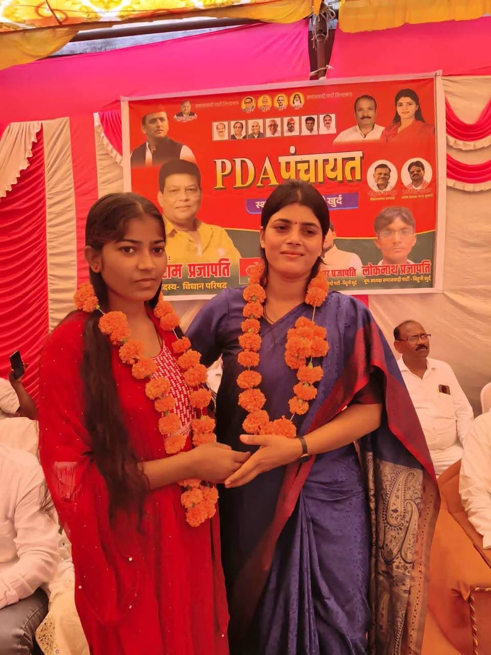 बिहुनी खुर्द में आयोजित हुई PDA चौपाल, सामाजिक न्याय और PDA एकता पर हुआ संवाद
हमीरपुर। बिहुनी खुर्द गांव में समाजवादी पार्टी की ओर से PDA चौपाल कार्यक्रम का आयोजन किया गया। कार्यक्रम में मुख्य अतिथि के रूप में पूर्व MLC दयाराम प्रजापति उपस्थित रहे। कार्यक्रम का आयोजन समाजवादी पार्टी के बूथ अध्यक्ष लोकनाथ प्रजापति ने किया।
कार्यक्रम की अध्यक्षता जिला अध्यक्ष इदरीश खान ने की। चौपाल में समाजवादी पार्टी के पदाधिकारी, कार्यकर्ता और विभिन्न समाजों के लोग मौजूद रहे।
चौपाल के दौरान PDA की एकता, सामाजिक न्याय और लोकतांत्रिक अधिकारों को लेकर संवाद किया गया। वक्ताओं ने सामाजिक भागीदारी और आपसी एकजुटता से जुड़े विषयों पर अपने विचार रखे।
कार्यक्रम में PDA एकता और सामाजिक न्याय को लेकर पार्टी कार्यकर्ताओं एवं उपस्थित लोगों के बीच चर्चा हुई। कार्यक्रम के समापन पर “जय समाजवाद” के नारे लगाए गए।
#PDAचौपाल #समाजवादीपार्टी #बिहुनीखुर्द #सामाजिकन्याय #PDA #जयसमाजवाद