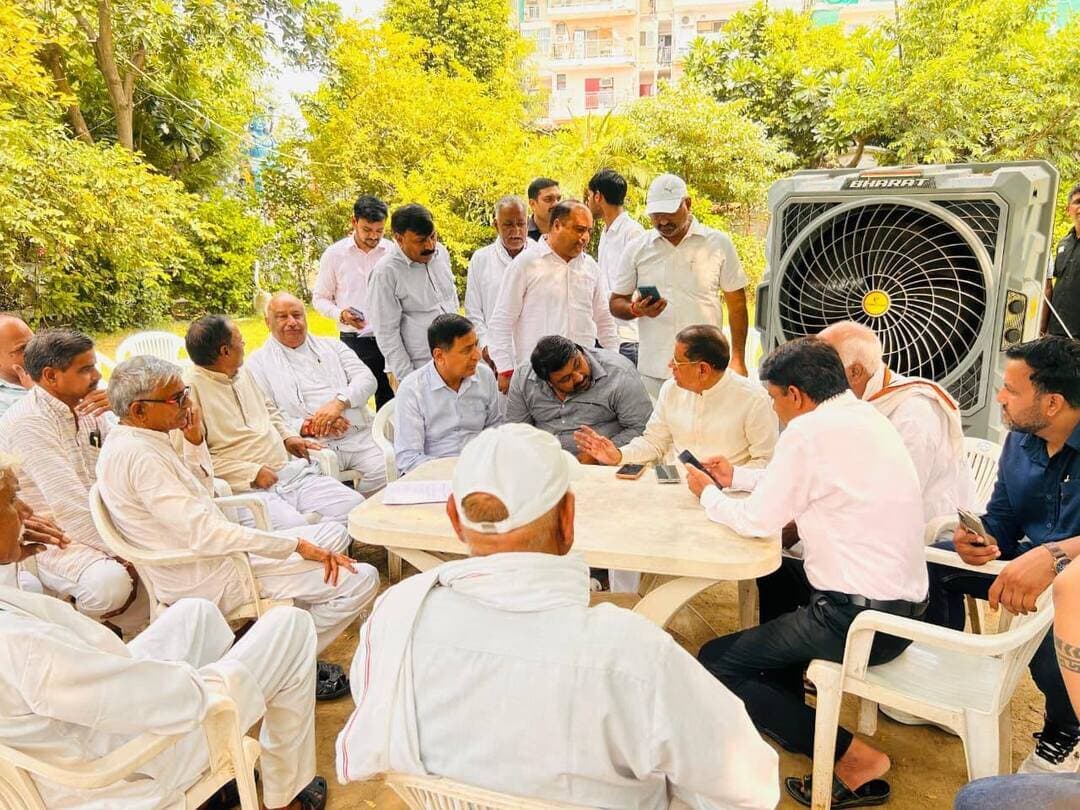 खुले दरबार में मंत्री राजेश नागर ने अधिकांश समस्याओं का मौके पर ही किया समाधान
फरीदाबाद। हरियाणा सरकार में मंत्री राजेश नागर के निवास पर रविवार को साप्ताहिक खुले दरबार का आयोजन किया गया। इस दौरान क्षेत्र के विभिन्न हिस्सों से लोग अपनी स्थानीय समस्याएं और शिकायतें लेकर पहुंचे। मंत्री ने लोगों की समस्याओं को गंभीरता से सुना और संबंधित अधिकारियों एवं विभागों को आवश्यक दिशा-निर्देश देते हुए अधिकांश समस्याओं का मौके पर ही समाधान कराया। कुछ मामलों में संबंधित विभागों को शीघ्र कार्रवाई करने के निर्देश दिए गए।
खुले दरबार में बड़ी संख्या में ऐसे लोग भी पहुंचे, जिन्होंने पहले बताई गई अपनी समस्याओं के समाधान के लिए मंत्री राजेश नागर का धन्यवाद किया। लोगों ने कहा कि नियमित रूप से आयोजित होने वाले खुले दरबार के कारण उन्हें अपनी समस्याएं सीधे मंत्री के समक्ष रखने का अवसर मिलता है।
मंत्री राजेश नागर ने कहा कि उनके निवास पर प्रत्येक रविवार को खुले दरबार का आयोजन किया जाता है। इसमें क्षेत्र के लोग अपनी समस्याएं लेकर आते हैं और उनका प्रयास रहता है कि संबंधित समस्याओं का यथाशीघ्र समाधान कराया जाए। उन्होंने कहा कि जनप्रतिनिधि के रूप में जनता की समस्याओं को सुनना और उनका समाधान सुनिश्चित करना उनकी प्राथमिक जिम्मेदारी है।
मंत्री राजेश नागर ने कहा कि प्रधानमंत्री नरेंद्र मोदी उनके प्रेरणा स्रोत हैं। प्रधानमंत्री के सार्वजनिक नेतृत्व के 25 वर्ष पूरे होने के अवसर पर देशभर में विभिन्न प्रकार के कार्यक्रम आयोजित किए जा रहे हैं, जिनमें समाज के सभी वर्गों की भागीदारी देखने को मिल रही है। उन्होंने कहा कि प्रधानमंत्री के नेतृत्व में देश विकास और आत्मनिर्भरता की दिशा में निरंतर आगे बढ़ रहा है।
मंत्री ने कहा कि उन्होंने अपना जीवन जनसेवा के लिए समर्पित किया है। भाजपा के नेतृत्व में केंद्र और प्रदेश सरकार मिलकर विकसित भारत के संकल्प को साकार करने की दिशा में कार्य कर रही हैं। विकास की इस यात्रा में जनता की भागीदारी सबसे महत्वपूर्ण है और सरकार का प्रयास है कि विकास योजनाओं का लाभ समाज के अंतिम व्यक्ति तक पहुंचे।
फोटो संलग्न हैं