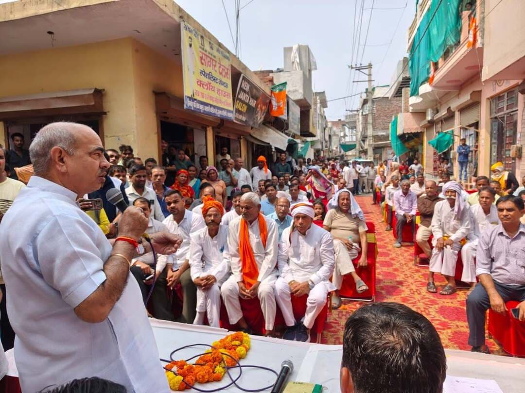 बल्लभगढ़ को 64 लाख से अधिक के विकास कार्यों की सौगात,14 आरएमसी गलियों का होगा निर्माण और वार्ड 3 के प्राइमरी स्कूल में बनेगे दो नए कमरे
विधायक पं. मूलचंद शर्मा ने किया विकास कार्यों का शुभारंभ, बोले—विकास में नहीं रहेगी कोई कमी
बल्लभगढ़। विधायक एवं पूर्व कैबिनेट मंत्री पं. मूलचंद शर्मा रविवार को बल्लभगढ़ के हरि विहार पहुंचे, जहां उन्होंने क्षेत्रवासियों को 54 लाख रुपये से अधिक के विकास कार्यों की सौगात दी। इसके अलावा उन्होंने वार्ड 3 में भी लगभग 10 लाख से ज्यादा लागत से प्राइमरी स्कूल में बनाए जाने वाले कमरों के कार्य का शिलान्यास कियाम
इन विकास कार्यों के तहत हरि विहार कॉलोनी में 14 गलियों का निर्माण आरएमसी सहित विभिन्न आवश्यक विकास कार्य करवाए जाएंगे।
इस अवसर पर विधायक पं. मूलचंद शर्मा ने कहा कि सेवा ही संकल्प अभियान के अंतर्गत बल्लभगढ़ विधानसभा क्षेत्र में विकास कार्यों को निरंतर गति दी जा रही है। हरि विहार सहित विधानसभा क्षेत्र के प्रत्येक वार्ड और कॉलोनी में लोगों को बेहतर मूलभूत सुविधाएं उपलब्ध करवाना उनकी प्राथमिकता है। उन्होंने कहा कि विकास कार्यों में किसी भी प्रकार की कमी नहीं रहने दी जाएगी और क्षेत्र की जरूरत के अनुसार आगे भी विकास कार्य करवाए जाएंगे।
विधायक पं. मूलचंद शर्मा ने कहा कि प्रदेश की मुख्यमंत्री नायब सिंह सैनी के नेतृत्व में हरियाणा में विकास कार्य तेजी से आगे बढ़ रहे हैं। उन्होंने बल्लभगढ़ क्षेत्र के विकास कार्यों के लिए मुख्यमंत्री नायब सिंह सैनी और केंद्रीय राज्य मंत्री कृष्ण पाल गुर्जर का आभार व्यक्त किया।
उन्होंने कहा कि सरकार के सहयोग से बल्लभगढ़ विधानसभा क्षेत्र में सड़क, पेयजल, सीवर, गलियों और अन्य बुनियादी सुविधाओं से जुड़े कार्य लगातार करवाए जा रहे हैं। उनका प्रयास है कि प्रत्येक क्षेत्र के लोगों को बेहतर सुविधाएं मिलें और विकास कार्यों का लाभ सीधे जनता तक पहुंचे।
कार्यक्रम के दौरान क्षेत्रवासियों ने विकास कार्यों के लिए विधायक पं. मूलचंद शर्मा का आभार व्यक्त किया और अपनी विभिन्न स्थानीय समस्याओं से भी उन्हें अवगत कराया। विधायक ने संबंधित अधिकारियों एवं कार्यकर्ताओं से विकास कार्यों को गुणवत्ता के साथ समयबद्ध तरीके से पूरा करवाने की बात कही।
इस मौके पर भाजपा नेता टिपरचंद शर्मा, पार्षद योगेश शर्मा, पार्षद प्रतिनिधि मास्टर जयप्रकाश, पूर्व पार्षद हर प्रसाद गौड़, सुषमा यादव, महावीर सैनी, गजेंद्र वैष्णव, दीपक पिलवान, पवन कुमार, सचिन गर्ग, डॉ. गिर्राज सहित कॉलोनी के अनेक गणमान्य लोग मौजूद रहे।
इसके उपरांत सेवा ही संकल्प अभियान के अंतर्गत विधायक व पूर्व केबिनेट मंत्री पंडित मूलचंद शर्मा जी ने वार्ड नं 3 राजीव कॉलोनी में प्राइमरी स्कूल में 2 नए कमरे बनाने के कार्य का भी शिलान्यास किया। स्थानीय निवासियों ने विधायक श्री शर्मा का जोरदार स्वागत किया और आभार व्यक्त किया।
इस मौके पर पार्षद रवि भगत, खान साहब, ओम पाल, नूतन देवी व समस्त कॉलोनी वासी मौजूद रहे।