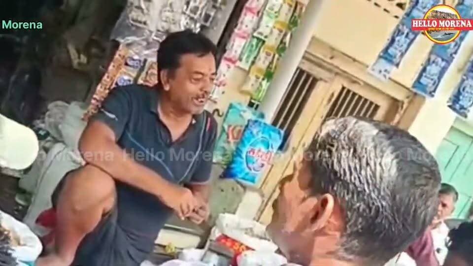 सवा सौ से अधिक अवैध बिजली कनेक्शन काटे, बिजली चोरी के प्रकरण भी बनाये, कार्यवाही के दौरान हुई गरमा-गरमी👇
बिजली कम्पनी के जेई प्रदीप भार्गव ने फाटक बाहर क्षेत्र में अपनी टीम के साथ की कार्यवाही।