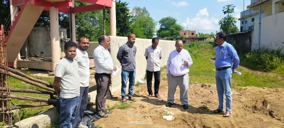 जल जीवन मिशन की योजनाओं का अपर मुख्य सचिव ने किया निरीक्षण
====
ग्रामों में पहुंचकर योजनाओं की प्रगति का लिया जायजा, ग्रामीण हितग्राहियों से किया संवाद
===
लोक स्वास्थ्य यांत्रिकी विभाग, मध्यप्रदेश शासन के अपर मुख्य सचिव श्री सचिन सिन्हा ने शहडोल जिले में जल जीवन मिशन अंतर्गत संचालित विभिन्न योजनाओं का निरीक्षण एवं भ्रमण किया। इस दौरान उन्होंने ग्राम कुदरी, गोपालपुर, धमनीकला, जवारी, अटरियाटोला एवं सिंहपुर पहुंचकर योजनाओं की प्रगति का जायजा लिया।
अपर मुख्य सचिव श्री सचिन सिन्हा ने भ्रमण के दौरान ग्रामीण हितग्राहियों से संवाद कर जल जीवन मिशन के माध्यम से उपलब्ध कराई जा रही पेयजल सुविधाओं की जानकारी ली। उन्होंने ग्रामीणों से योजनाओं के संचालन एवं पेयजल उपलब्धता के संबंध में चर्चा की।
भ्रमण के दौरान सहायक यंत्री लोक स्वास्थ्य यांत्रिकी विभाग बुढ़ार श्री अजय श्रीवास्तव एवं विकासखंड समन्वयक श्री दीप नारायण त्रिपाठी भी साथ रहे।
#शहडोल #shahdol