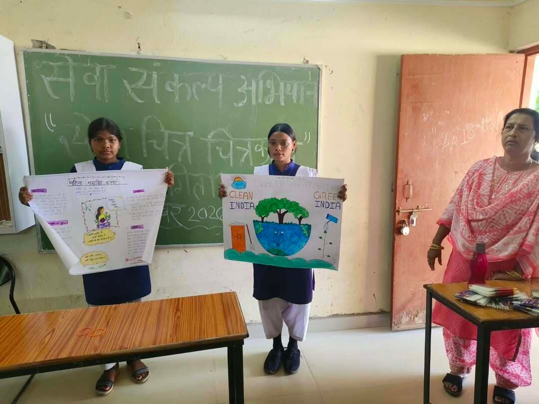 सेवा संकल्प अभियान के तहत ज्ञानोदय विद्यालय बिचारपुर में चित्रकला एवं भाषण प्रतियोगिता आयोजित
===
विद्यार्थियों ने उत्साहपूर्वक सहभागिता कर प्रतिभा का किया प्रदर्शन
===
जिले में 17 सितंबर से 17 अक्टूबर 2026 तक ‘सेवा संकल्प अभियान’ का आयोजन किया जा रहा है। अभियान के अंतर्गत विद्यार्थियों में रचनात्मकता, अभिव्यक्ति एवं जनजागरूकता की भावना विकसित करने के उद्देश्य से विभिन्न गतिविधियां आयोजित की जा रही हैं।
प्राचार्य ज्ञानोदय विद्यालय श्री डीसी मिश्रा ने बताया कि 19 सितंबर 2026 को शासकीय ज्ञानोदय विद्यालय बिचारपुर, शहडोल में चित्रकला एवं भाषण प्रतियोगिता कार्यक्रम आयोजित किया गया। प्रतियोगिता में विद्यालय के छात्र-छात्राओं ने उत्साहपूर्वक सहभागिता की। विद्यार्थियों ने चित्रकला के माध्यम से अपनी रचनात्मक प्रतिभा का प्रदर्शन किया तथा भाषण प्रतियोगिता में अपने विचार प्रभावी ढंग से प्रस्तुत किए।
कार्यक्रम के दौरान विद्यार्थियों को सेवा, सामाजिक जिम्मेदारी एवं जनभागीदारी के महत्व से अवगत कराया गया। प्रतियोगिता के आयोजन में विद्यालय के प्राचार्य, शिक्षक-शिक्षिकाओं एवं छात्र-छात्राओं की सहभागिता रही।
#शहडोल #shahdol #SevaSankalpAbhiyan