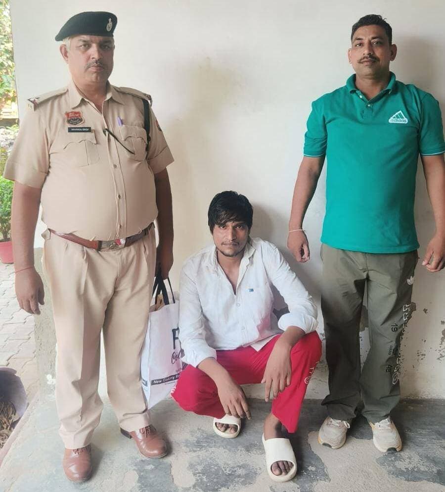 पुलिस अधीक्षक दीप्ति गर्ग, आईपीएस के दिशा-निर्देशन में नशा मुक्त भारत अभियान अंतर्गत क्राइम ब्रांच होडल का नशा तस्करों पर डबल एक्शन, दो अलग-अलग मामलों में स्मैक/हेरोइन के साथ दो तस्कर धरे।
Aonenews अरविन्द बक्शी
जिले में किसी भी प्रकार के अवैध नशीले पदार्थों का कारोबार करने वालों को बख्शा नहीं जाएगा। पलवल पुलिस नशा मुक्त समाज के निर्माण के लिए पूरी प्रतिबद्धता के साथ निरंतर सख्त कार्रवाई जारी रखेगी-दीप्ति गर्ग, पुलिस अधीक्षक, पलवल।
पलवल। पलवल जिले में नशीले पदार्थों की तस्करी और बिक्री पर प्रभावी अंकुश लगाने के लिए पुलिस अधीक्षक पलवल दीप्ति गर्ग, आईपीएस द्वारा चलाए जा रहे विशेष अभियान के तहत क्राइम ब्रांच (सीआईए) होडल की टीम ने बड़ी सफलता हासिल की है। सीआईए स्टाफ होडल ने त्वरित कार्रवाई करते हुए दो अलग-अलग मामलों में दो नशा तस्करों को गिरफ्तार कर उनके कब्जे से कुल 23.26 ग्राम अवैध स्मैक/हेरोइन बरामद की है।
क्राइम ब्रांच होडल प्रभारी P SI अमित कुमार ने बताया कि
क्राइम ब्रांच होडल की टीम (एएसआई सिराज़ुद्दीन की अगुवाई में) गश्त और अपराध जांच के दौरान बहीन क्षेत्र में मौजूद थी। उसी दौरान मुखबिर खास से सूचना प्राप्त हुई कि दाऊद पुत्र हकमुद्दीन, निवासी गांव खाईका, थाना बहीन, स्मैक/हेरोइन बेचने का अवैध धंधा करता है और अन्धोप सरकारी स्कूल के पास किसी ग्राहक की फिराक में खड़ा है।
पुलिस टीम ने त्वरित कार्रवाई करते हुए बताए गए स्थान पर दबिश देकर आरोपी दाऊद को काबू किया। नियमानुसार नोडल अधिकारी/ड्यूटी मजिस्ट्रेट की मौजूदगी में ली गई तलाशी के दौरान आरोपी के कब्जे से 11.26 ग्राम अवैध स्मैक/हेरोइन बरामद हुई। आरोपी के खिलाफ थाना बहीन में एनडीपीएस एक्ट के तहत मामला दर्ज कर उसे गिरफ्तार किया गया।
एक अन्य कार्रवाई में क्राइम ब्रांच होडल की टीम (एएसआई राकेश कुमार की अगुवाई में) बाबरी मोड़ होडल पर गश्त पर थी। पुलिस को सूचना मिली कि रवि पुत्र टेकचंद, निवासी वार्ड नंबर 4, आर्य नगर, हसनपुर चौक, होडल, नशीला पदार्थ बेचने का काम करता है और सर्विस रोड पर खड़ा है।
पुलिस टीम ने तुरंत कार्रवाई करते हुए आरोपी रवि को हसनपुर चौक सर्विस रोड के पास से काबू किया। नोडल अधिकारी/ड्यूटी मजिस्ट्रेट की उपस्थिति में ली गई तलाशी के दौरान आरोपी के जेब से 12 ग्राम अवैध स्मैक/हेरोइन बरामद की गई। आरोपी के खिलाफ थाना होडल में एनडीपीएस एक्ट के तहत मामला दर्ज कर कानूनी कार्रवाई अमल में लाई गई। नशा तस्करों की नेटवर्क का पर्दाफाश करने के लिए तस्करों को पुलिस रिमांड पर लेने की प्रक्रिया की जा रही है।
पुलिस अधीक्षक पलवल दीप्ति गर्ग, आईपीएस ने स्पष्ट किया है कि जिले में किसी भी प्रकार के अवैध नशीले पदार्थों का कारोबार करने वालों को बख्शा नहीं जाएगा। पलवल पुलिस नशा मुक्त समाज के निर्माण के लिए पूरी प्रतिबद्धता के साथ निरंतर सख्त कार्रवाई जारी रखेगी।
