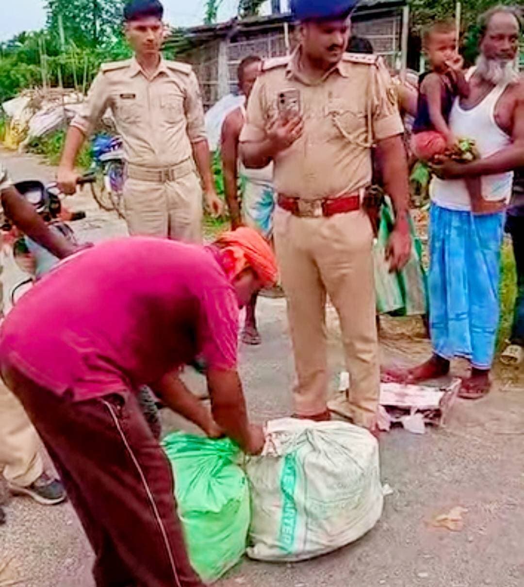 टेढ़ागाछ पुलिस 360 बोतल नेपाली शराब के साथ बाइक जब्त, तस्कर फरार
किशनगंज जिले के टेढ़ागाछ थाना पुलिस ने नशे के खिलाफ कार्रवाई कर 360 बोतल नेपाली देसी शराब बरामद की। सहायक थाना अध्यक्ष रितेश कुमार ने वैशाटोली गांव वार्ड संख्या-2 के पास शराब तस्कर पुलिस को देखकर बाइक छोड़कर फरार हो गए। पुलिस ने बाइक को जब्त कर ली। वही बरामद शराब में 240 बोतल रेशम लीची और 120 बोतल फाइटर ब्लैक नेपाली शराब शामिल है। पुलिस ने प्राथमिकी दर्ज कर फरार तस्करों की गिरफ्तारी के लिए छापेमारी शुरू कर दी है। #viralreels #viralreelschallenge #viralpost #viralchallenge #videogames #vacaciones #newyork #2026Goals