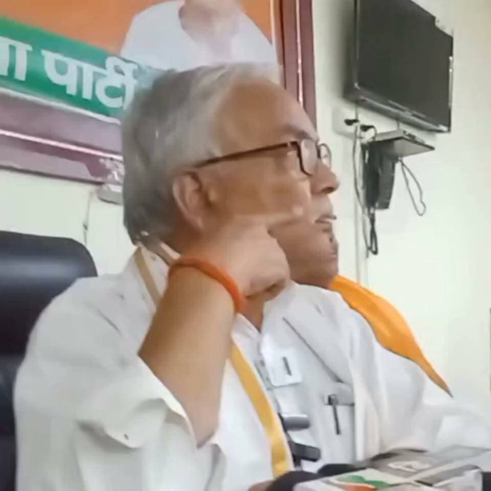 स्वास्थ्य मंत्री और उनसे जुड़ा नीतिगत निर्णय है अस्पताल परिसर में प्राइवेट क्लीनिक चलाना, आप बहुत दिन से कह रहे हैं लेकिन संगठन इसमें कुछ नहीं कर सकता, बस आपकी बात आगे बढ़ा सकता है, मंत्री विधायक से पूछिए कि सड़क ही ज्यादा काहे बनवाते हो, इसको क्यों नहीं सुधारते : अकबाल बहादुर तिवारी जिलाध्यक्ष भारतीय जनता पार्टी गोंडा