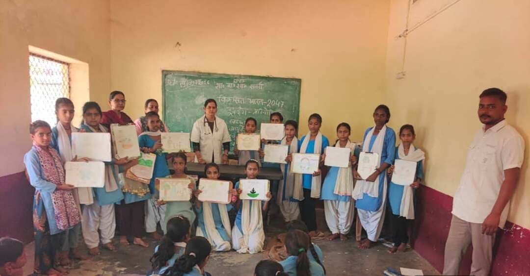 आयुर्वेद दिवस के तहत स्कूलों एवं ग्रामों में जनजागरूकता कार्यक्रम आयोजित
-
मादक पदार्थों के सेवन से होने वाली शारीरिक, मानसिक, सामाजिक एवं आर्थिक हानियों के प्रति किया जागरूक
-
कलेक्टर श्री विवेक श्रोत्रिय के निर्देशन में जिले में आयुर्वेद दिवस 2026 के अंतर्गत विभिन्न जनजागरूकता गतिविधियों का आयोजन किया जा रहा है। इसी क्रम में शनिवार को जिले के विभिन्न स्कूलों एवं ग्रामों में योग, जागरूकता शिविर एवं अन्य गतिविधियां आयोजित की गईं।
आयुर्वेद दिवस 2026 की थीम “Ayurveda for Healthier Tomorrow – Core Vision: One Health, One Future” के तहत आयोजित कार्यक्रमों में विद्यार्थियों एवं ग्रामीणों को स्वस्थ जीवनशैली अपनाने के लिए प्रेरित किया गया।
कार्यक्रम के दौरान मादक पदार्थों के सेवन से होने वाली शारीरिक, मानसिक, सामाजिक एवं आर्थिक हानियों के बारे में विस्तार से जानकारी दी गई। उपस्थित लोगों को नशे से दूर रहने, स्वस्थ जीवनशैली अपनाने तथा समाज में नशामुक्ति के प्रति जागरूकता फैलाने के लिए प्रेरित किया गया।
इस अवसर पर योग एवं अन्य जागरूकता गतिविधियों के माध्यम से स्वस्थ शरीर और स्वस्थ मन के महत्व को समझाया गया। कार्यक्रमों में विद्यार्थियों, ग्रामीणों एवं संबंधित विभागीय अमले की सहभागिता रही।
#JansamparkMP
#Jansamparktikamgarh
#tikamgarh