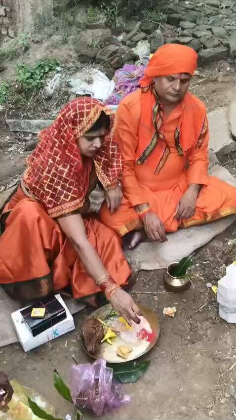 बेलागंज प्रखंड प्रमुख कांति यादव एवं उनके पति विनोद यादव ने छठ घाट निर्माण एवं फेवर ब्लॉक को लेकर किया भूमि पूजन. ग्रामीण रहे मौजूद