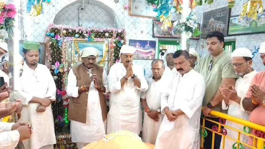 दाता कंबल शाह चिश्ती दरगाह पर भाजपा नेताओं ने की चादरपोशी, अमन-चैन और सामाजिक सौहार्द की मांगी दुआ
मुजफ्फरपुर में रविवार को दाता कंबल शाह चिश्ती दरगाह शरीफ पर चादरपोशी का कार्यक्रम आयोजित किया गया। कार्यक्रम में देश में अमन-चैन, आपसी भाईचारा, सामाजिक सौहार्द, शांति और सभी के कल्याण की कामना की गई।
कार्यक्रम के संयोजक भाजपा जिला प्रवक्ता जुनैद खान रहे, जबकि अध्यक्षता भाजपा मुजफ्फरपुर पूर्वी जिलाध्यक्ष विवेक कुमार ने की। बिहार सरकार के पर्यटन मंत्री केदार प्रसाद गुप्ता विशिष्ट अतिथि के रूप में कार्यक्रम में शामिल हुए और दरगाह पर चादरपोशी की।
इस दौरान मंत्री ने प्रधानमंत्री नरेंद्र मोदी के दीर्घायु एवं स्वस्थ जीवन की कामना के साथ मुजफ्फरपुर, बिहार और पूरे देश के विकास, शांति एवं समृद्धि की प्रार्थना की।
कार्यक्रम में भाजपा नेताओं और कार्यकर्ताओं ने सामाजिक एकता एवं सद्भाव की कामना की। वक्ताओं ने मुजफ्फरपुर की गंगा-जमुनी तहजीब और आपसी भाईचारे की परंपरा का उल्लेख किया।
दाता कंबल शाह मजार के सचिव तनवीर आलम ने विधिवत इबादत कराते हुए चादरपोशी की रस्म पूरी कराई। कार्यक्रम में अल्पसंख्यक मोर्चा अध्यक्ष सैयद अफरीदी रहमान सहित कई भाजपा पदाधिकारी, कार्यकर्ता और स्थानीय लोग मौजूद रहे। कार्यक्रम शांतिपूर्ण एवं सौहार्दपूर्ण माहौल में संपन्न हुआ।
#Muzaffarpur #DataKambalShah #TirhutNow #SamajikSadbhav #BiharNews