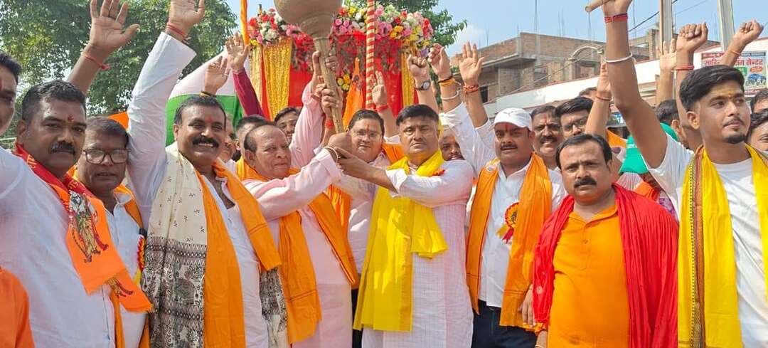 कांटी में गणेश पूजा की भव्य शोभायात्रा, देवी-देवताओं की झांकियों ने मोहा मन; उमड़ा श्रद्धालुओं का सैलाब
मुजफ्फरपुर के कांटी में गणेश पूजा के अवसर पर रविवार को भव्य शोभायात्रा निकाली गई। दामोदरपुर पंचायत के गंगाराम पोखर से निकली इस शोभायात्रा में बड़ी संख्या में श्रद्धालुओं ने उत्साहपूर्वक हिस्सा लिया।
शोभायात्रा में विभिन्न देवी-देवताओं की आकर्षक झांकियां शामिल थीं, जो लोगों के आकर्षण का केंद्र बनी रहीं। धार्मिक गीतों और जयकारों से पूरा इलाका भक्तिमय नजर आया। युवा श्रद्धालुओं की भी इसमें खास भागीदारी रही।
यात्रा के दौरान जगह-जगह स्थानीय लोगों ने श्रद्धालुओं का स्वागत किया। दामोदरपुर सहित आसपास के गांवों में भी गणेश पूजा को लेकर उत्साह का माहौल देखने को मिला। श्रद्धालुओं ने भगवान गणेश की पूजा-अर्चना कर परिवार और समाज की सुख-समृद्धि की कामना की।
कार्यक्रम में मुख्य अतिथि के रूप में कांटी विधायक ई. अजीत कुमार शामिल हुए। उन्होंने कहा कि धर्म और संस्कृति समाज को एकजुट रखने में महत्वपूर्ण भूमिका निभाते हैं। ऐसे आयोजनों से नई पीढ़ी को अपनी परंपराओं से जुड़ने का अवसर मिलता है।
शोभायात्रा में जनप्रतिनिधियों, आयोजकों और बड़ी संख्या में स्थानीय लोगों की उपस्थिति रही।
#TirhutNow #KantiNews #GaneshPuja #MuzaffarpurNews #GaneshShobhayatra