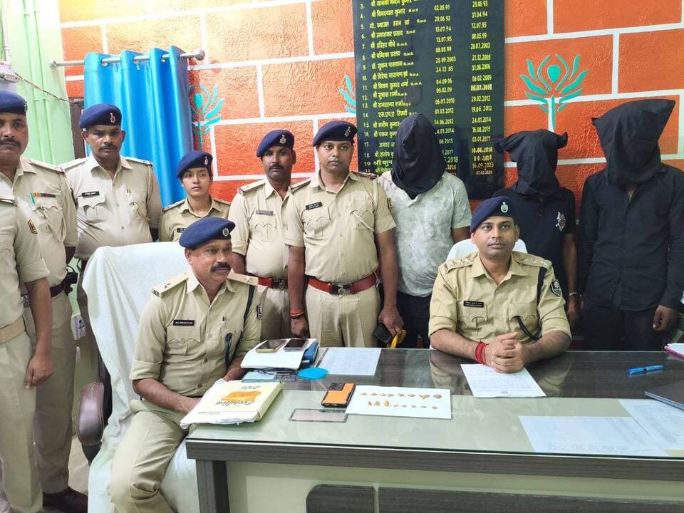 दलसिंहसराय:चोरी-छिनतई गैंग के 3 आरोपी गिरफ्तार, 16 पीस जेवरात, बाइक बरामद | सोनार भी धराया...
#DalsinghsaraiPolice #ChainSnatchingGang #3Arrested #16JewratBaramad #BikeSeized #AnishKumarBaudha #ShivKumar #SonarGiraftar #SujitKumarSah #DSPVivekKumarSharma #ThanadhyakshIrshadAlam #PressVarta #SadarGanjChowk #MohampurWard13 #NarhanBusStand #SinghiyaBazar #Vibhutipur #14Cases #DalsinghsaraiThana #BegusaraiCases #SamastipurNews #BiharCrime #दलसिंहसराय #चेन_छिनतई #जेवरात_बरामद #सोनार_गिरफ्तार
